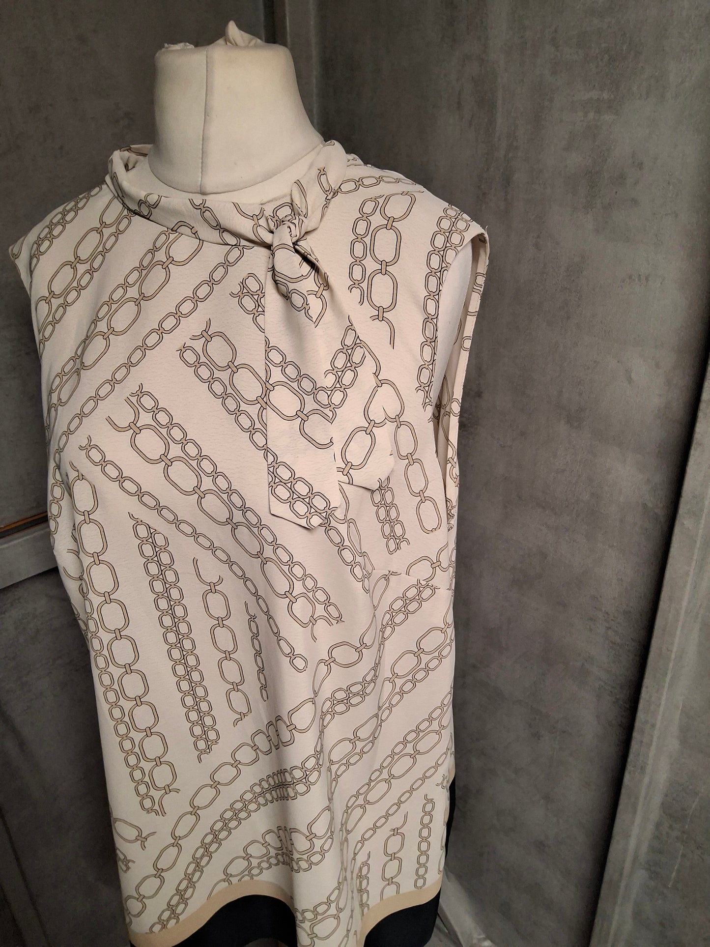 F&F Chain Print Sleeveless Blouse – Size 20 – Smart, Swishy & Coffee-Meeting Ready