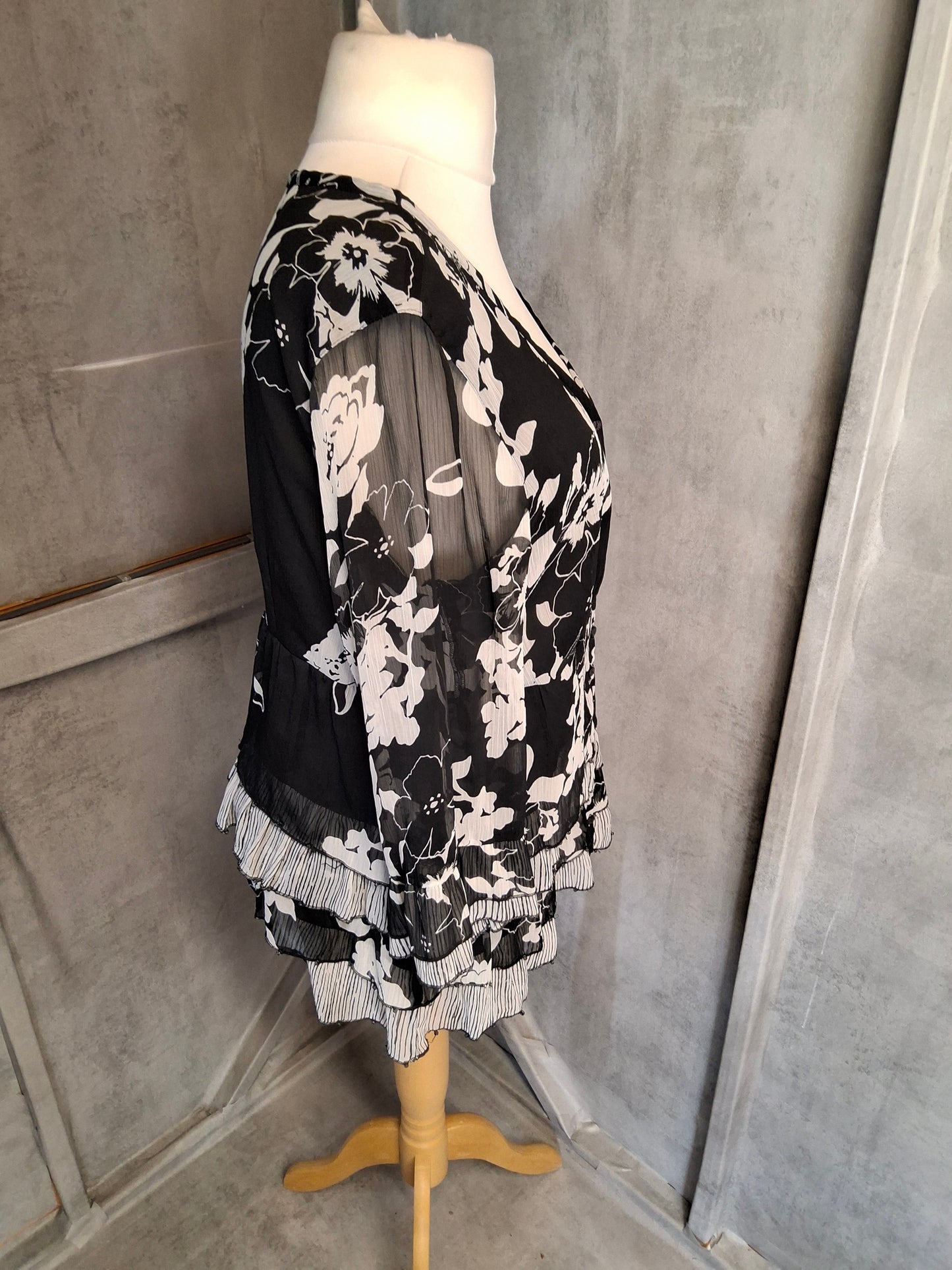 Per Una Black & White Floral Blouse β Size 16 β Sheer Sleeves & Frill Detail