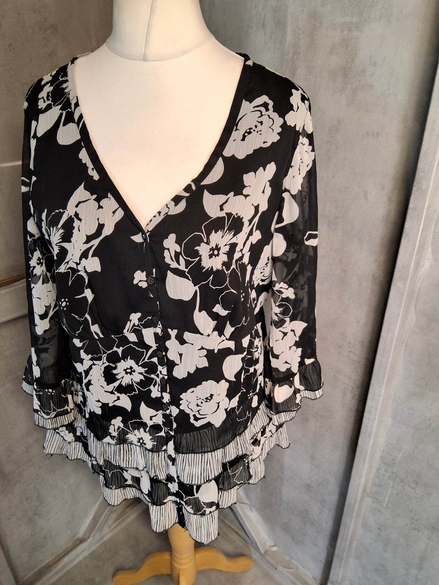 Per Una Black & White Floral Blouse β Size 16 β Sheer Sleeves & Frill Detail
