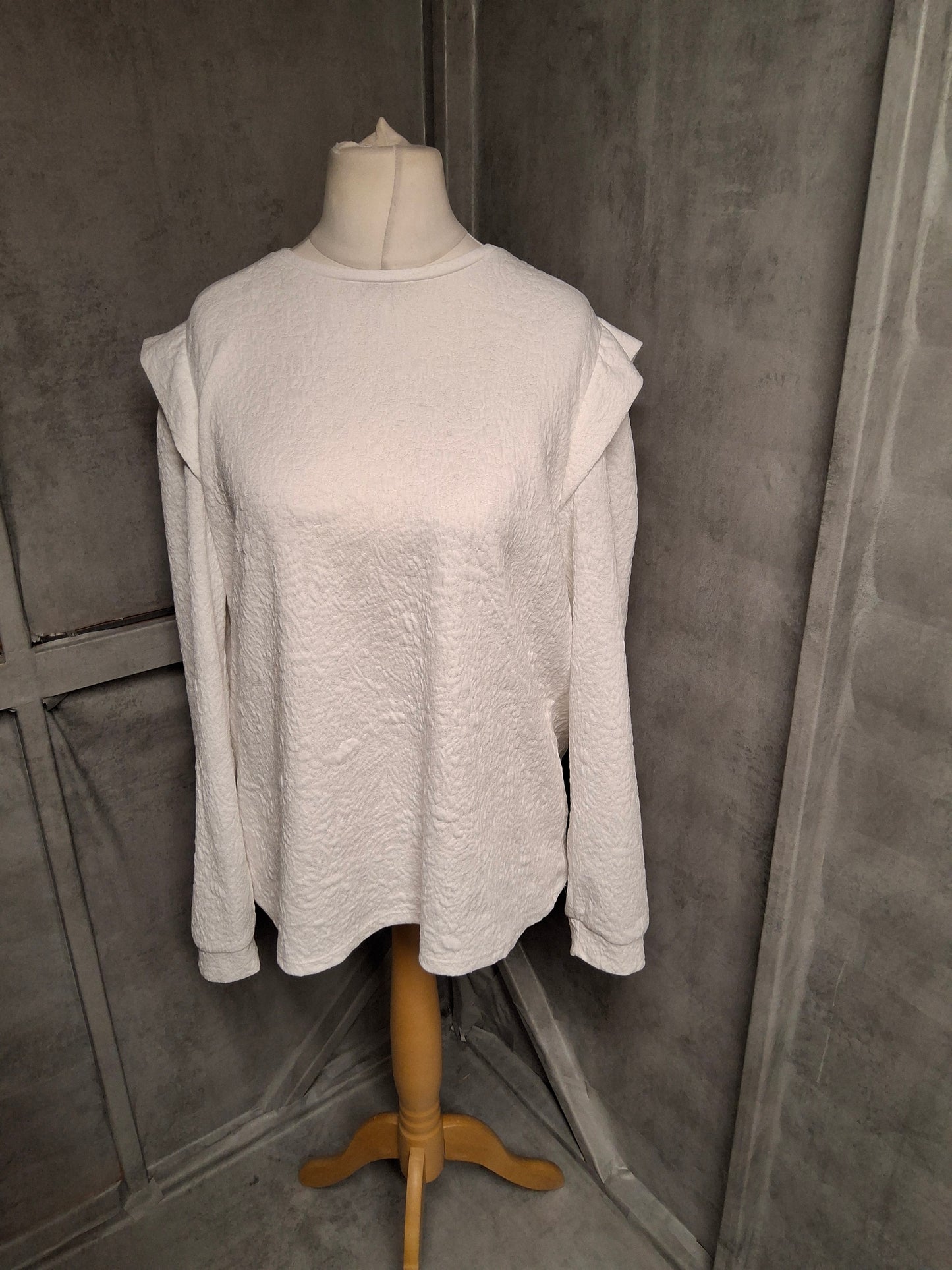 White Embossed Long Sleeve T-Shirt – Matalan – Size 18