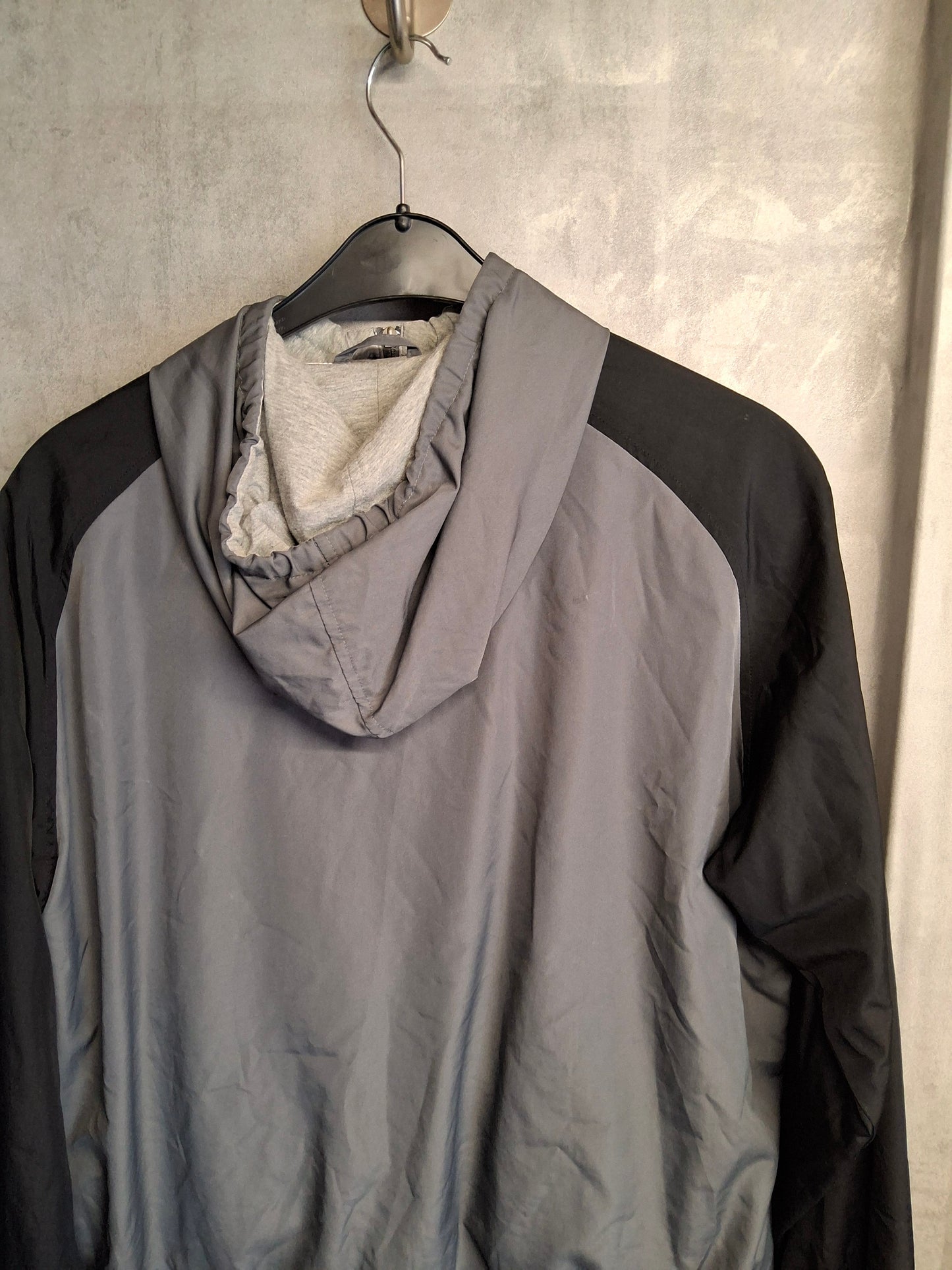 Nike Black & Grey Hooded Zip-Up Jacket – Size L – Sporty & Street-Ready