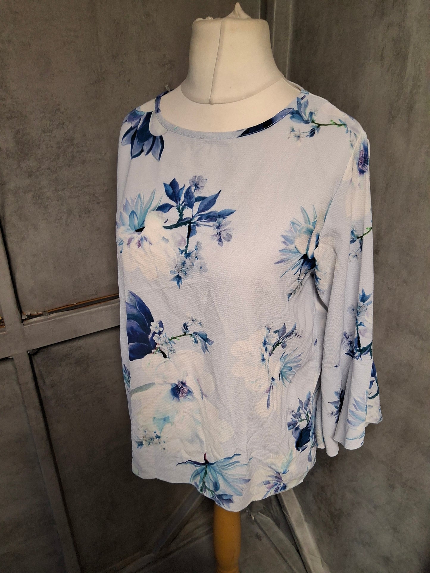 Quiz Light Blue Floral Flared Top – Size 12 – ¾ Sleeve Cutout Back Blouse
