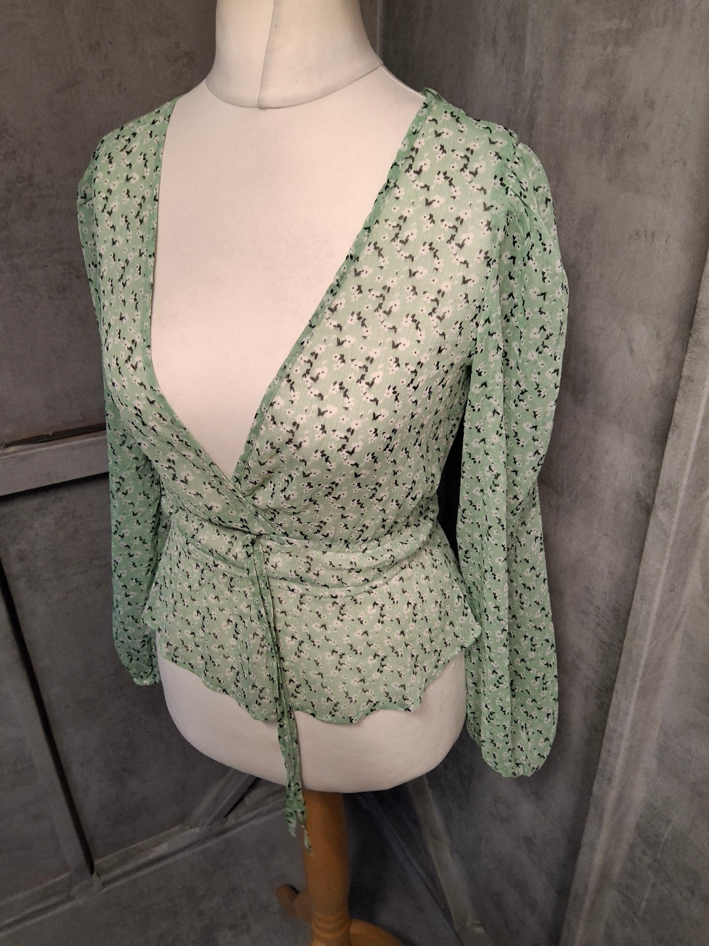 Stradivarius Mint Green Floral Blouse β Sheer, Flowy & Fab πΏ (Size S, fits size 8/10)