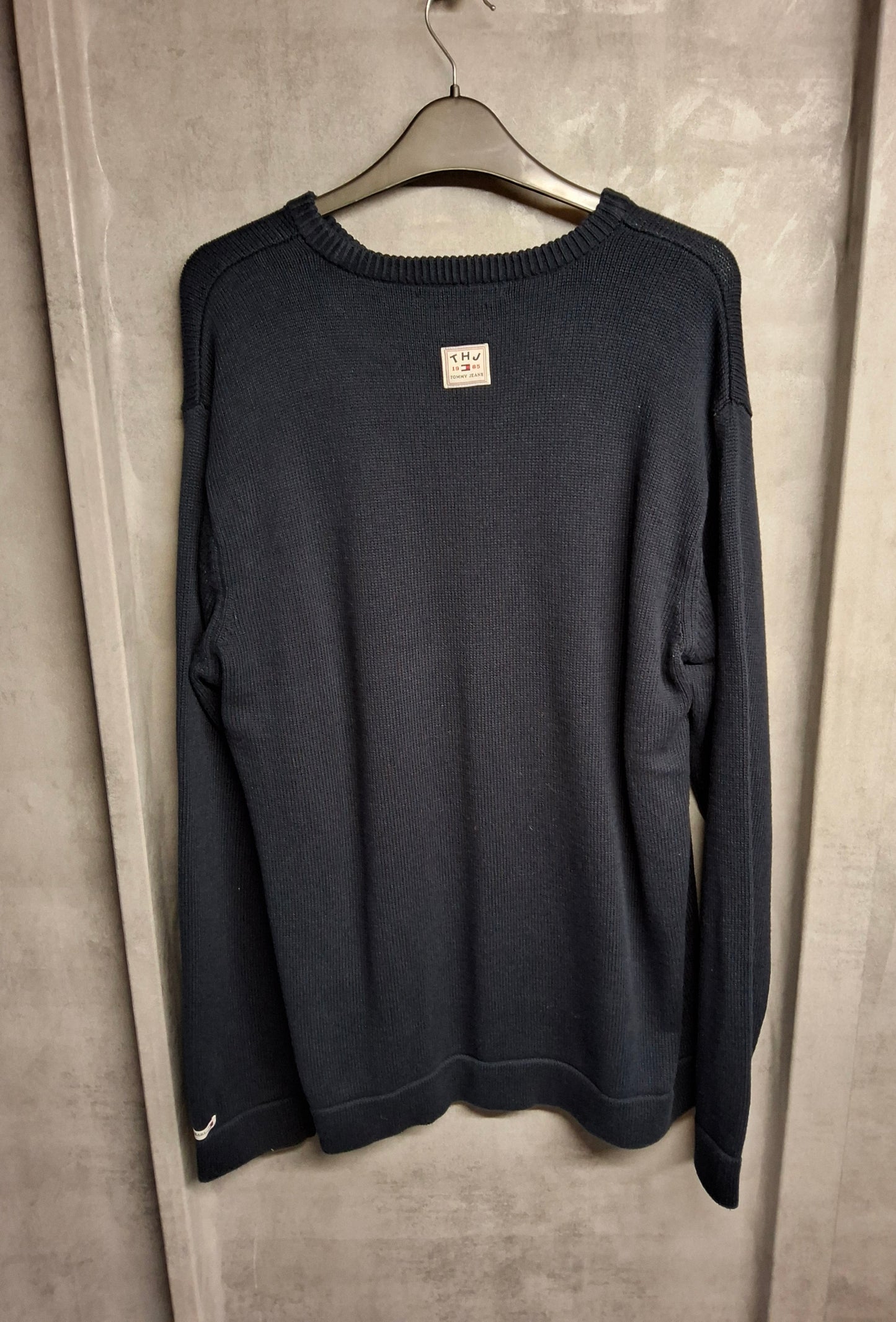 Men's Vintage 90s Tommy Hilfiger Navy Jumper – Crew Neck, Long Sleeve, Logo, Relaxed Fit, Size M