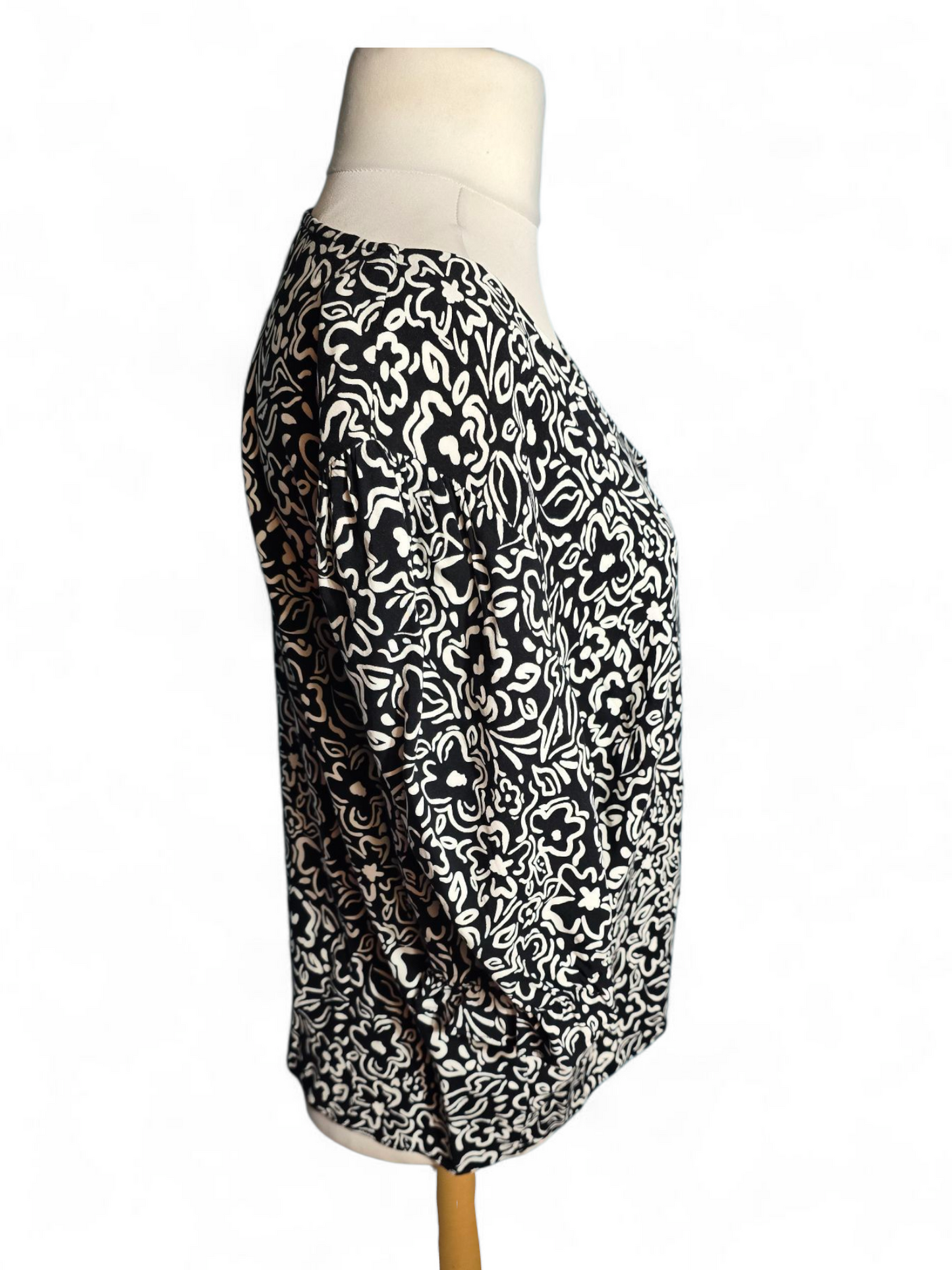 New Look Black & White Floral Blouse Size 16 V-Neck, Button Front, 3/4 Sleeves with Elasticated Cuffs