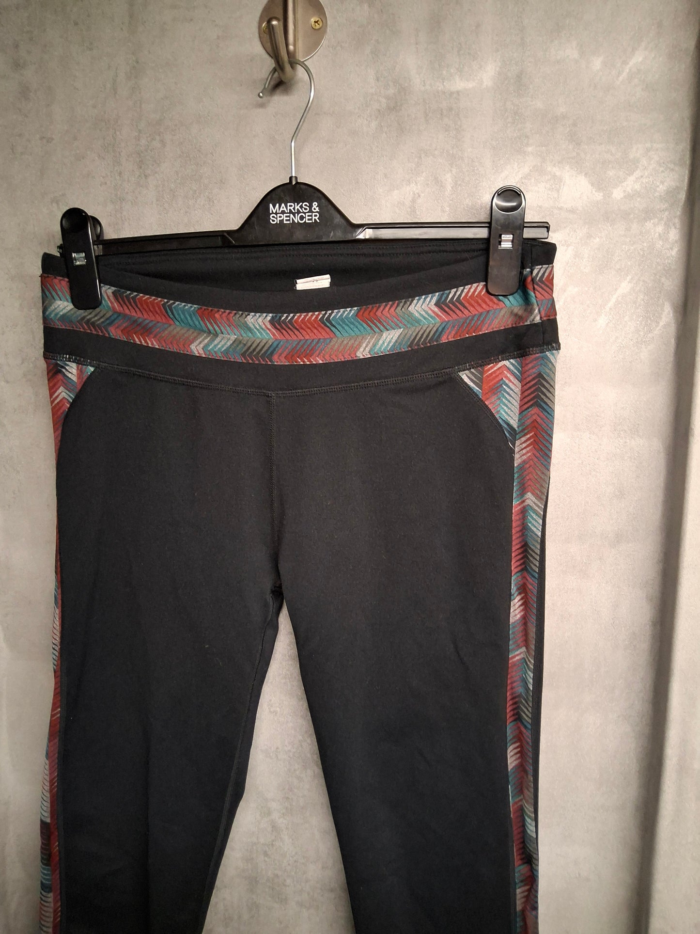 Fabletics Cropped Gym Leggings – Size M (UK size 10/12) – Black with Bold Colourblock Sides
