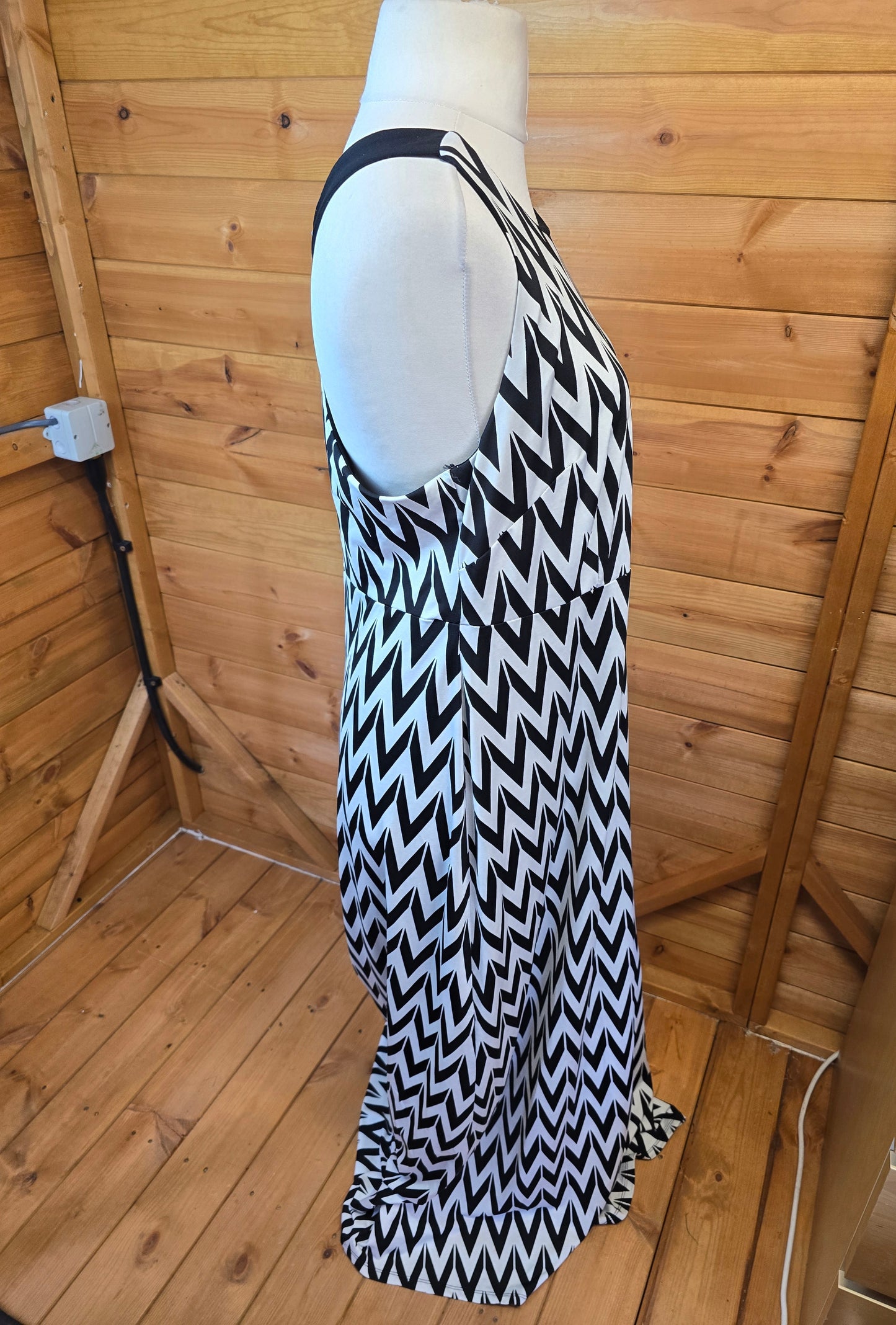 Simply Be Chevron Maxi Dress – Size 16 – Stretch Polyester – Bold Print