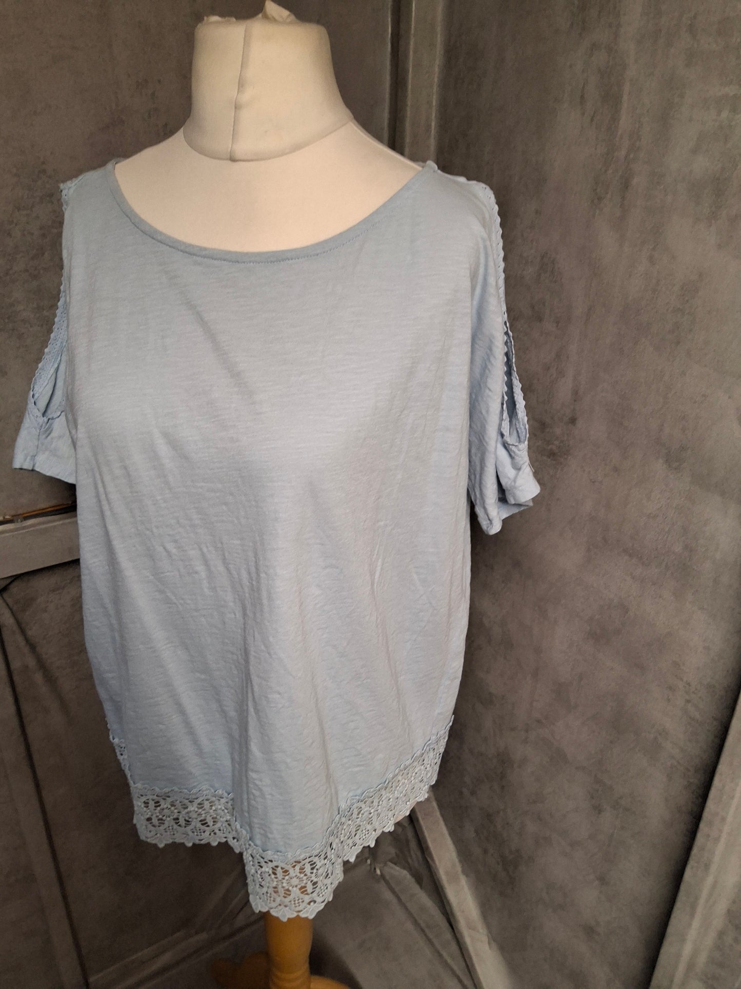 George Light Blue Cold Shoulder Tee – Size 14 – Casual Comfort with a Breezy Twist