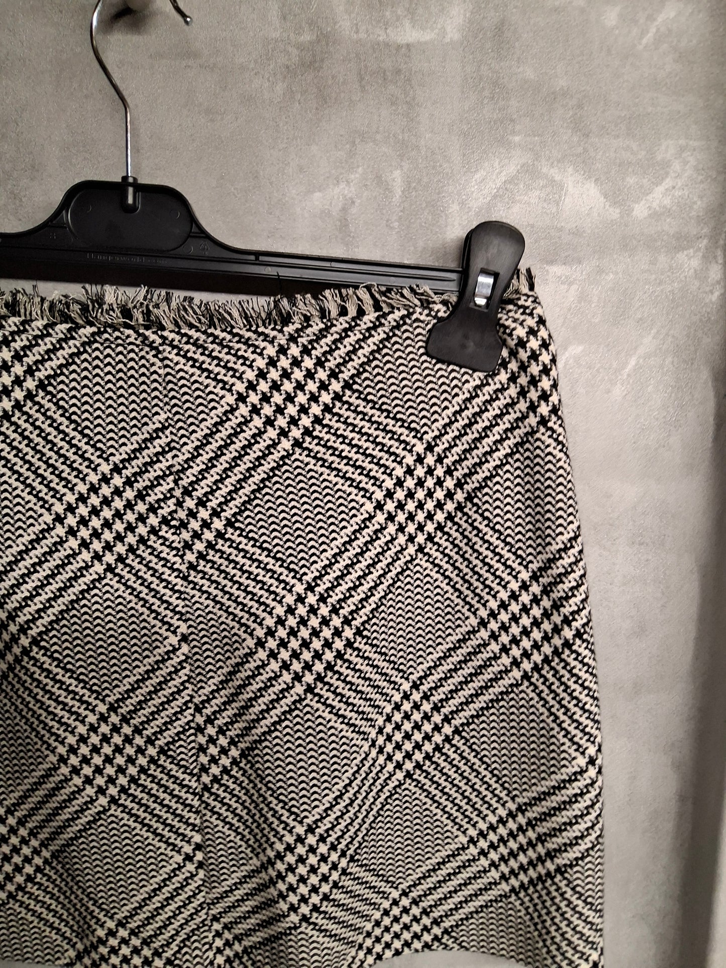 Zara Grey & Black Checked Mini Skirt ā Size S (UK size 8) ā Classic Smart Casual