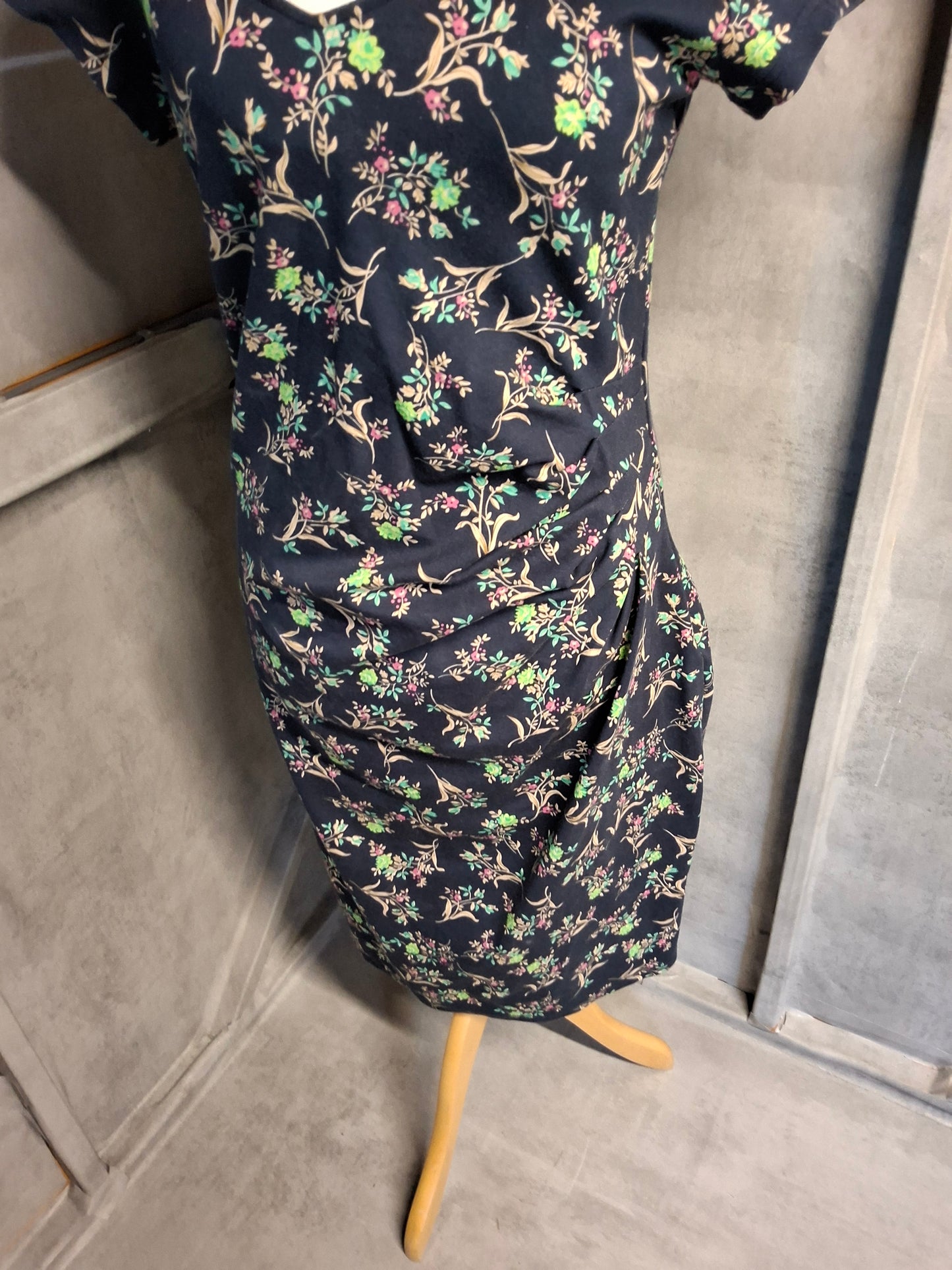Tallgirls Navy Floral Ruched A-Line Midi Dress β Size 16 β Flattering Fit