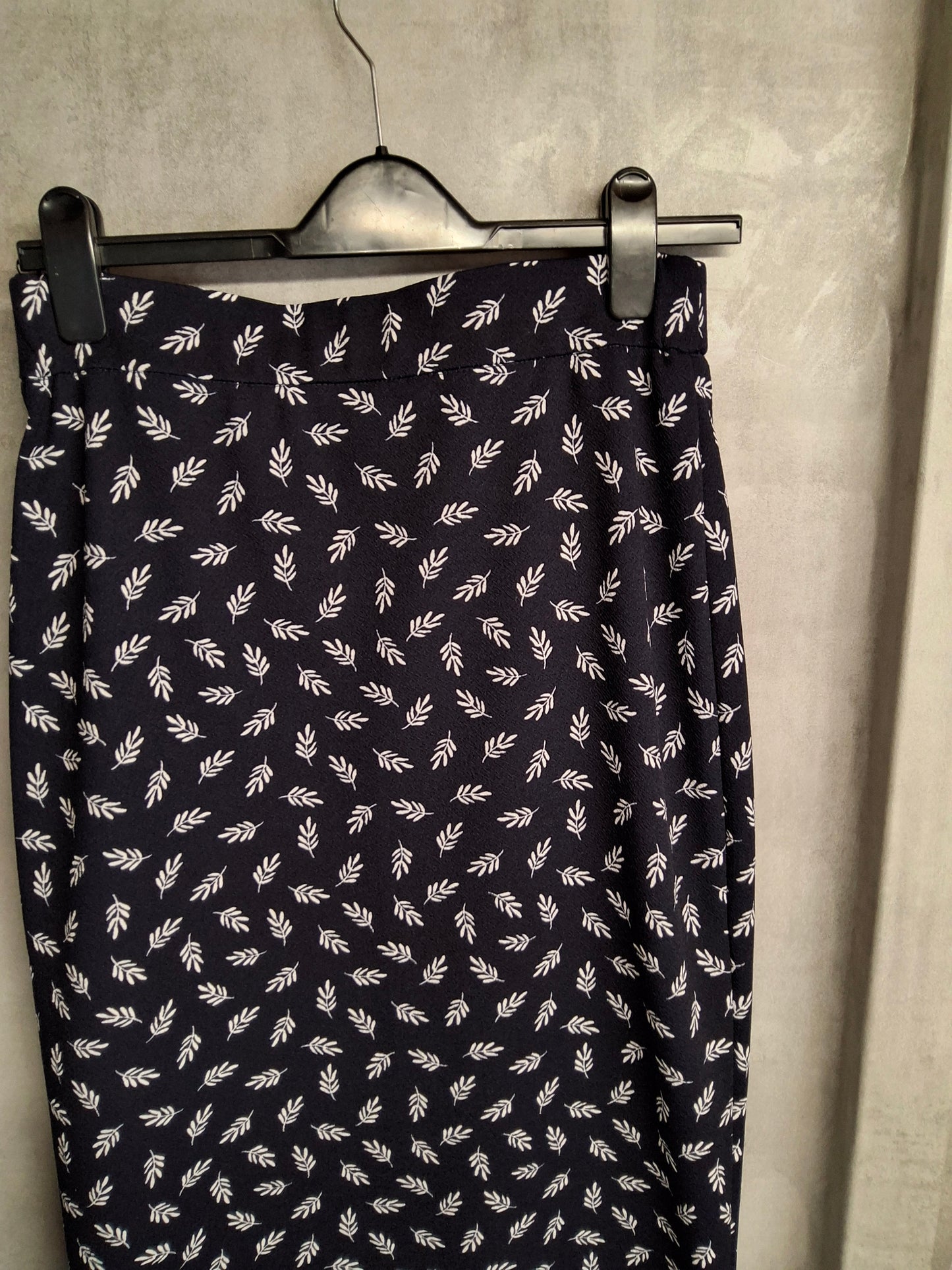 Bonmarché Navy & White Leaf Print Bodycon Skirt Size 10 – Knee Length