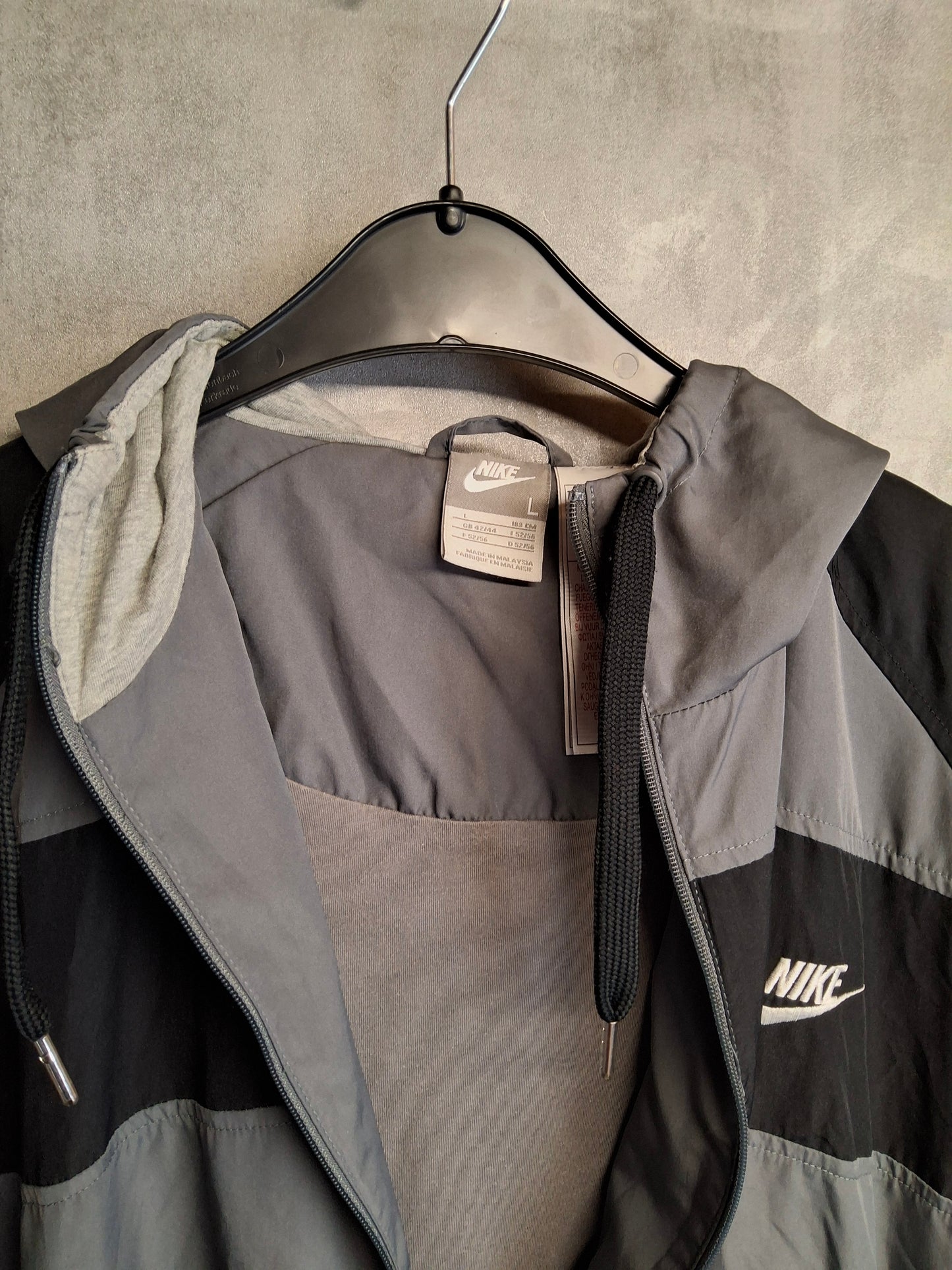 Nike Black & Grey Hooded Zip-Up Jacket – Size L – Sporty & Street-Ready