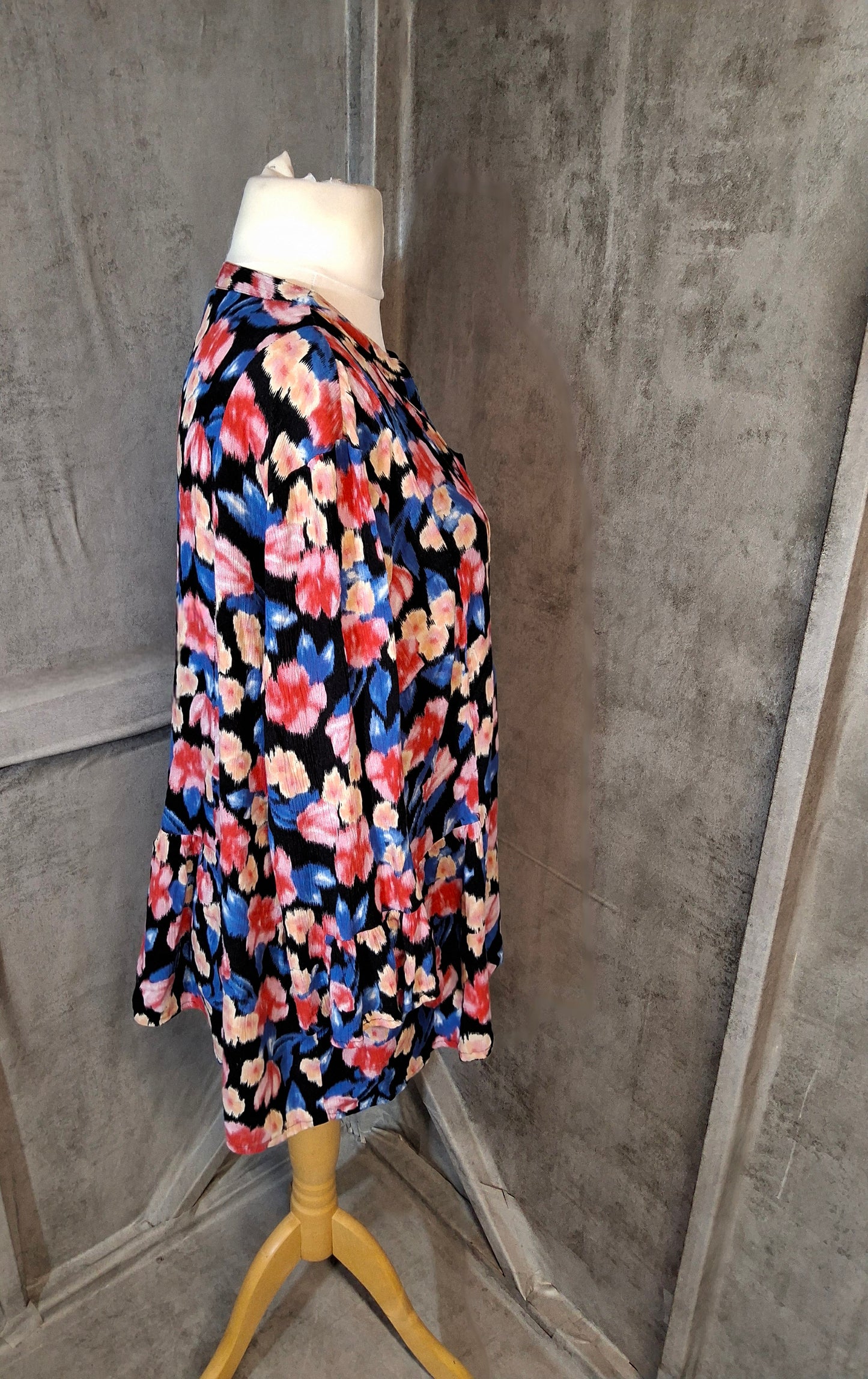 Cotton Traders Red & Blue Floral Blouse ā Size 20, Viscose, Flared 3/4 Sleeves