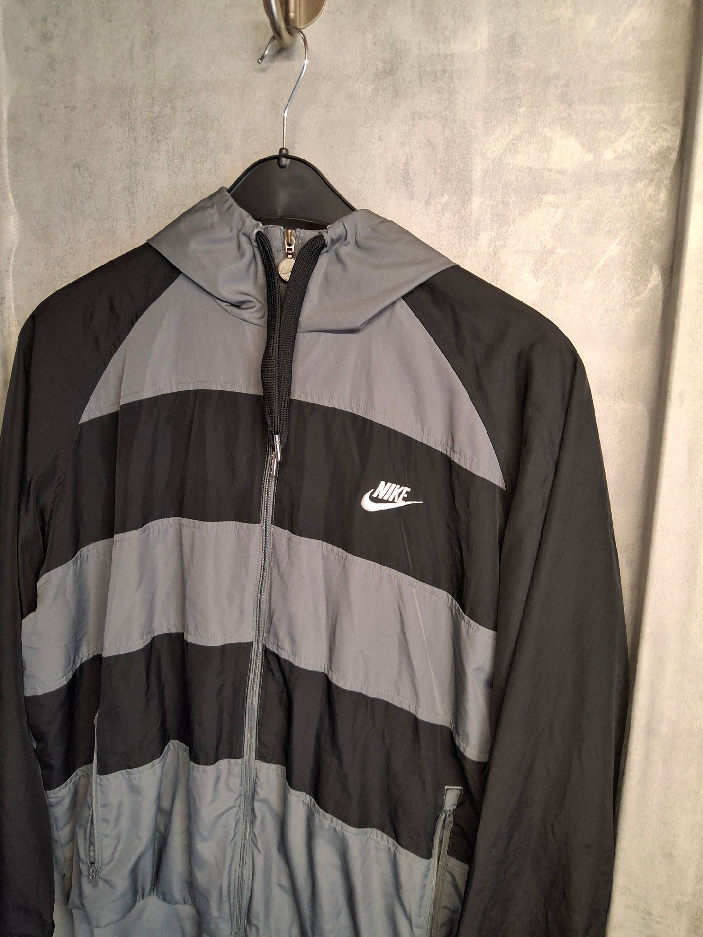 Nike Black & Grey Hooded Zip-Up Jacket – Size L – Sporty & Street-Ready