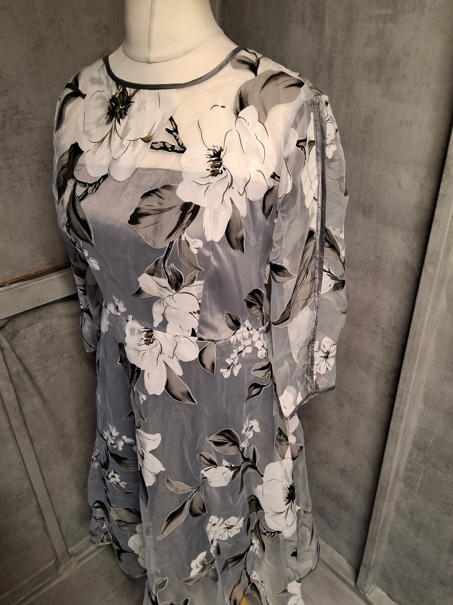 Iminoaru Grey Sheer Floral Midi Dress – Size XL (UK 14) – Drama Without the Effort