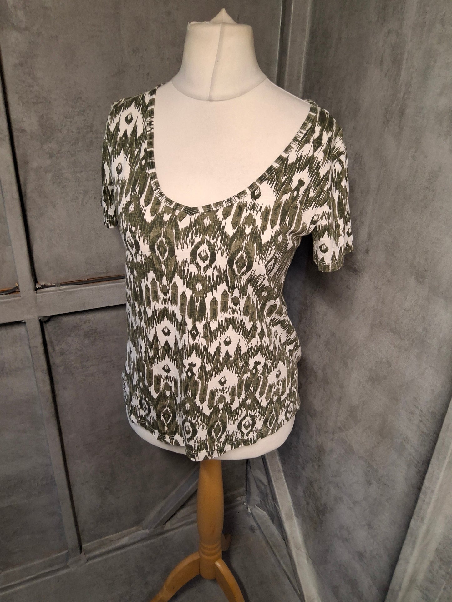 Nutmeg Green Patterned V-Neck T-Shirt – Size 8