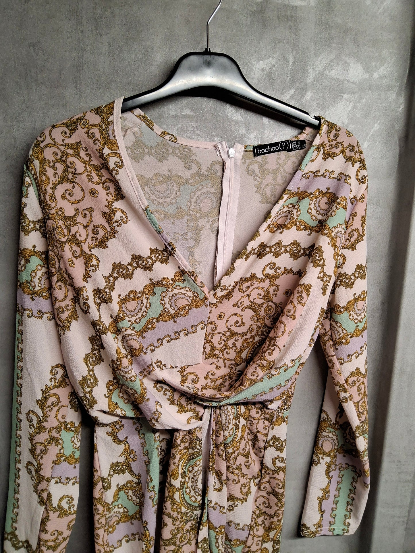 Boohoo Petite Light Pink Patterned Mini Dress | Knot Wrap Front | Long Sleeves | V-Neck | Size 8