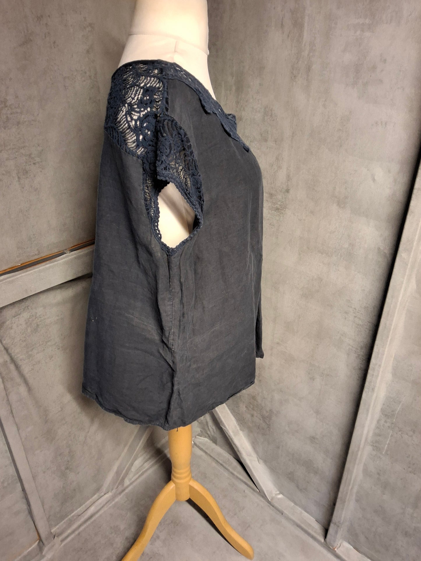Ambra Navy Blue Linen Top – One Size (UK 14–18) – Crochet Lace Detail – 100% Linen – Relaxed Fit