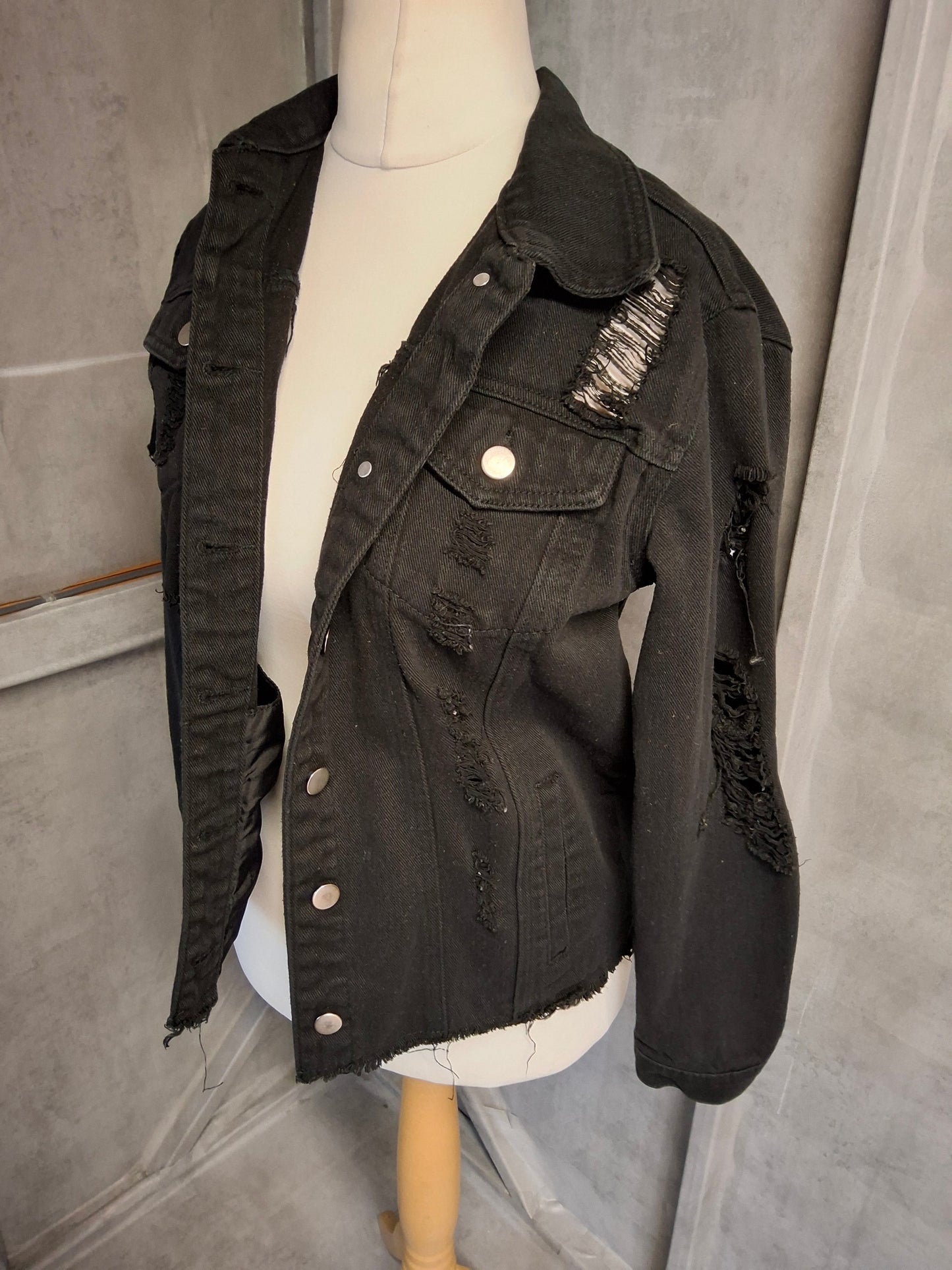 Prettylittlething Black Distressed Denim Jacket – Size M (UK size 10/12) – Street Style Edge