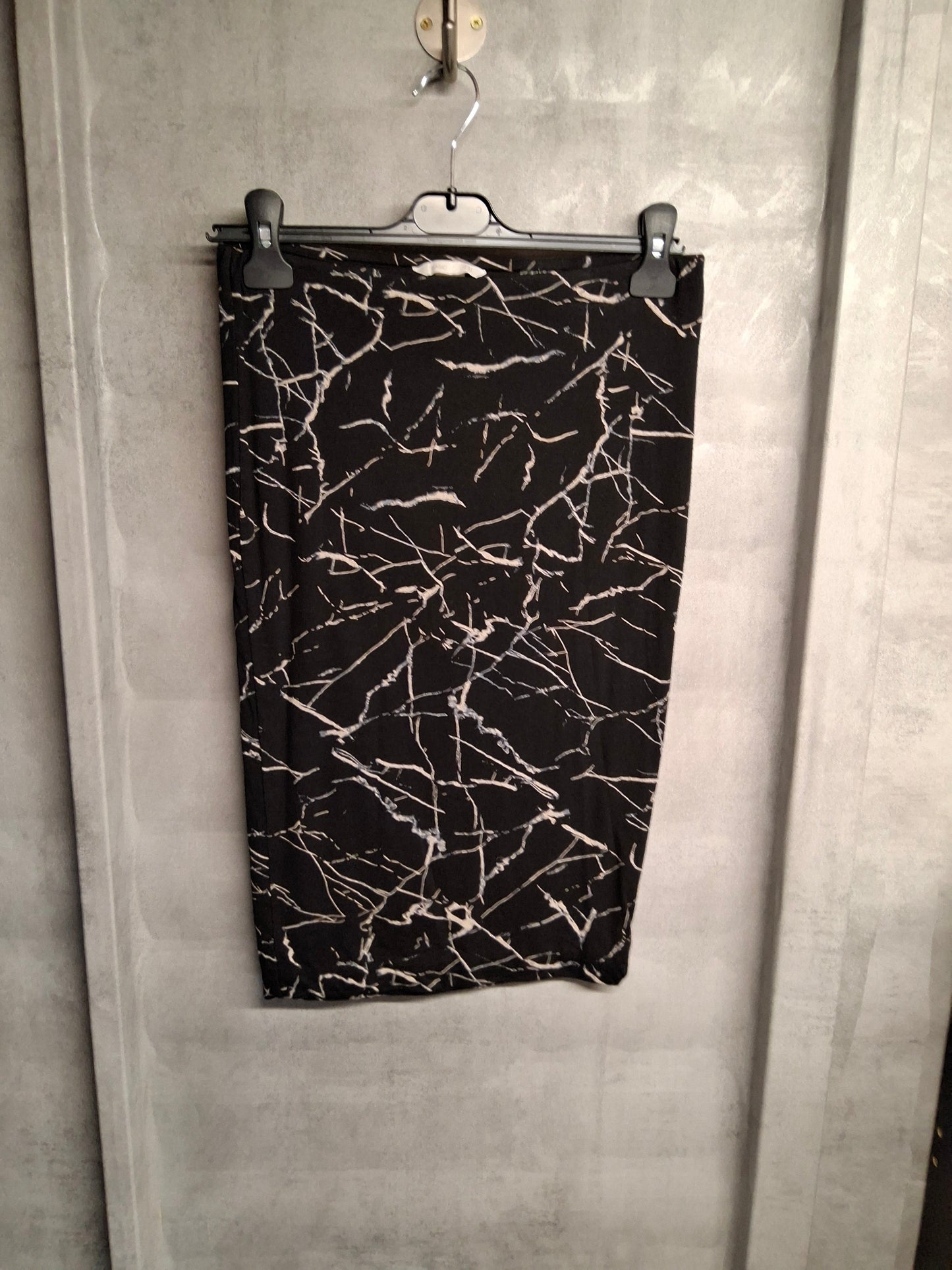 H&M Marble Bodycon Skirt – Size S (UK 8/10) – Looks Like You Tried (Even If You Didn’t) 🖌️