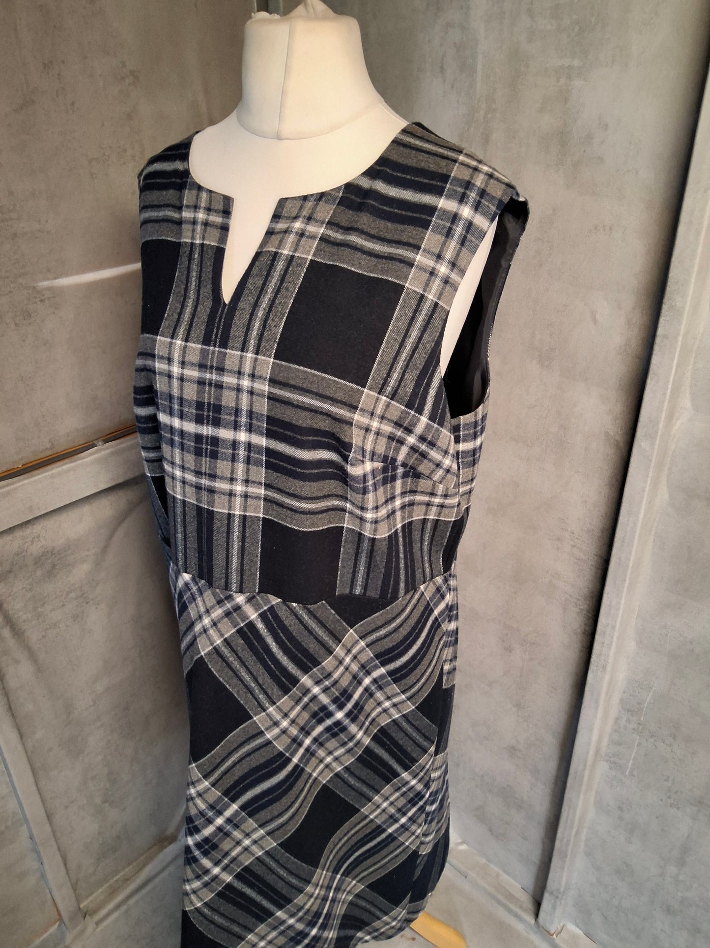 Laura Ashley Navy & Grey Checked Midi Dress – Size 18 – Lined & Luxe Feel