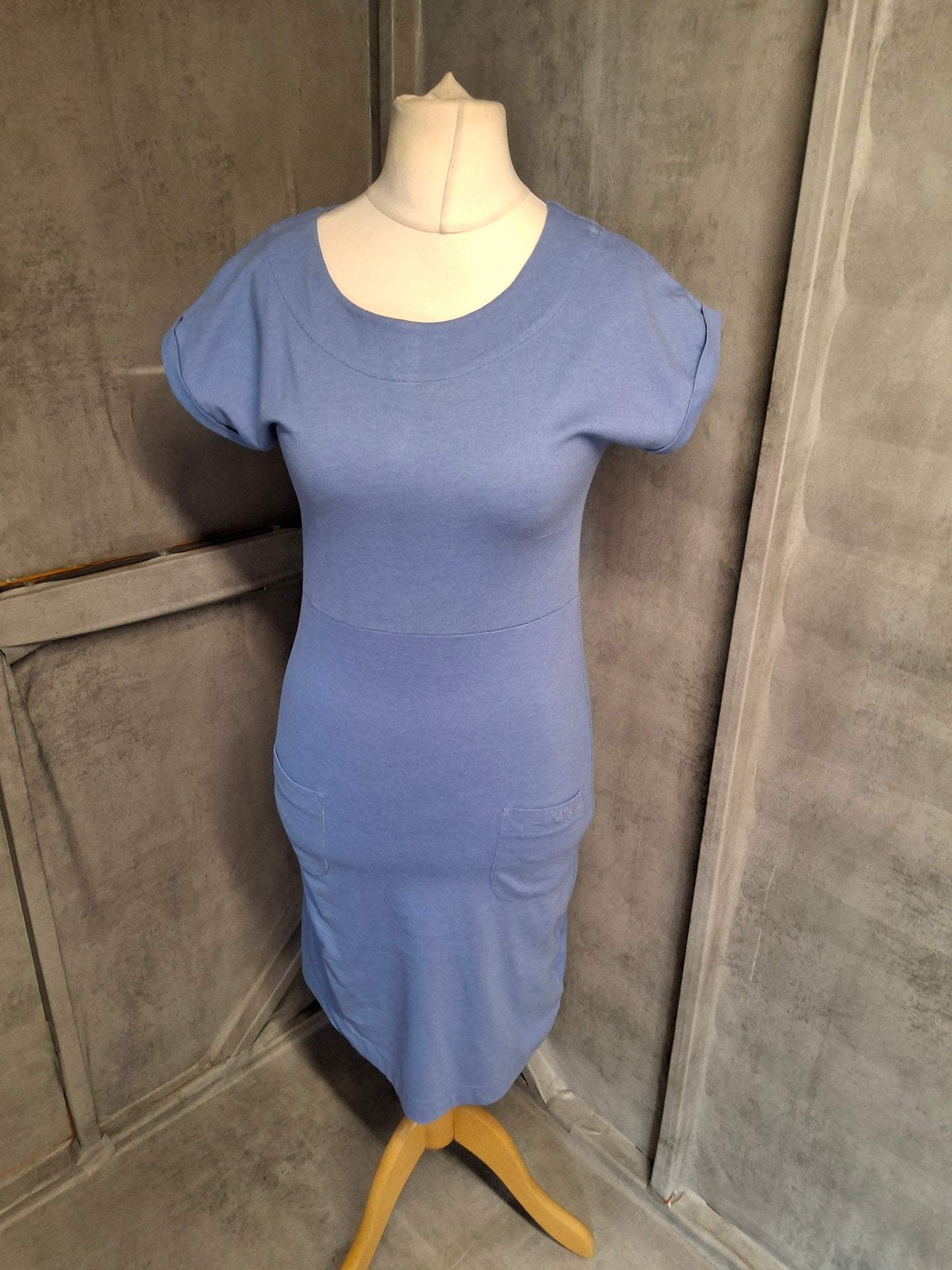 Weird Fish Blue Knee-Length Casual Dress – Size 8 – Everyday Easy Style
