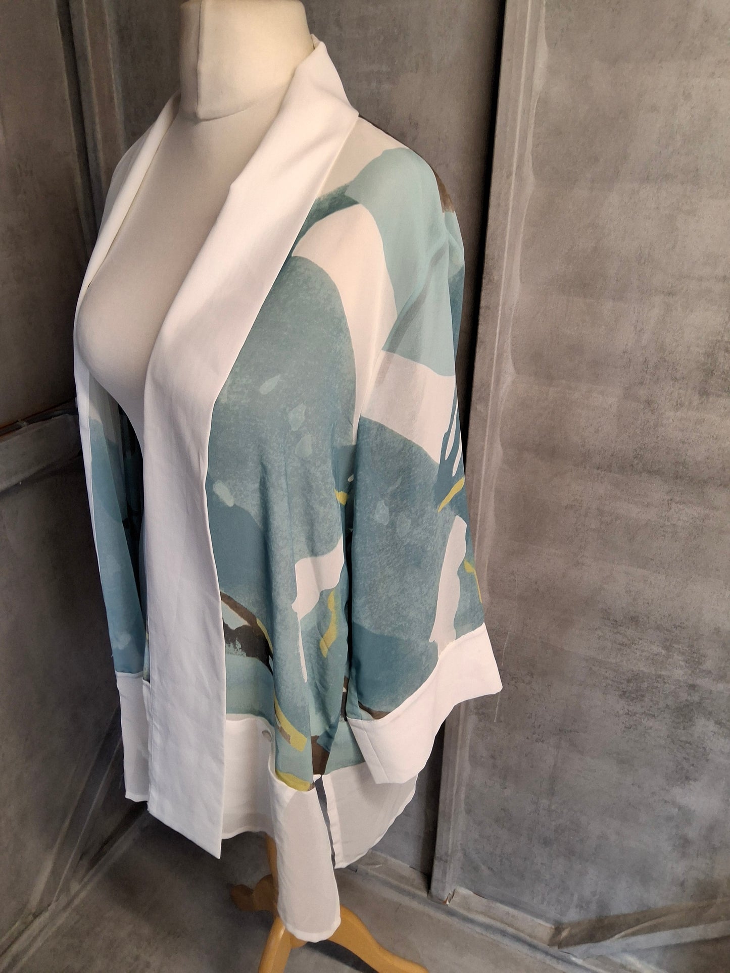 Abstract Print Kimono Jacket – Size L (size 16/20 Fit) – Artsy Layering Vibes