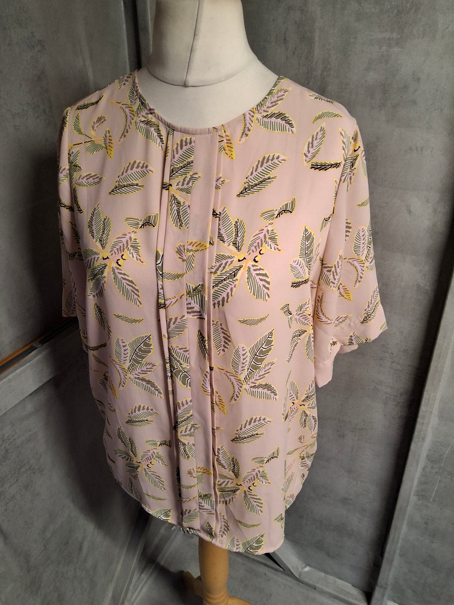 M&S Blush Pink Leaf Print Blouse – Size 12 – Work-Ready, Weekend-Approved & Always Complimented
