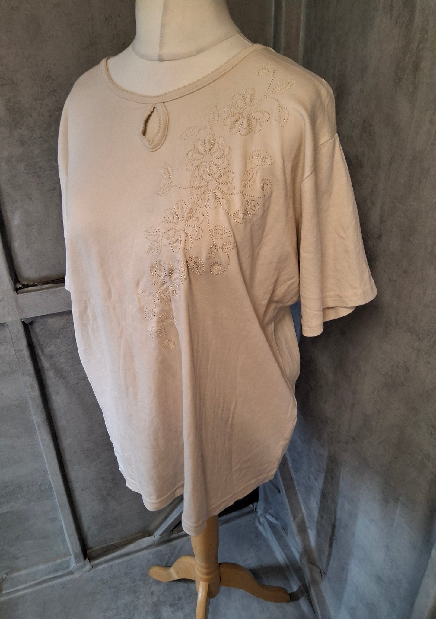 Honor Millburn Beige Floral Embroidered T-Shirt – Size 22/24 – 100% Cotton