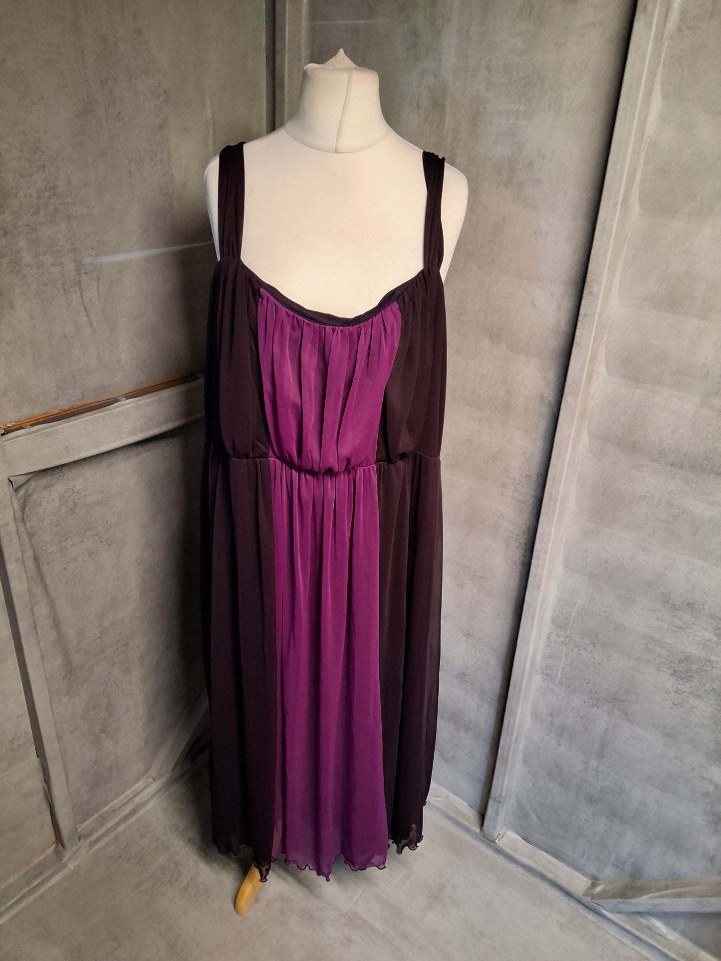 Lilly & Rose Two-Tone Purple Pleated Formal Dress – Size 28 – Evening Elegance 💜✨