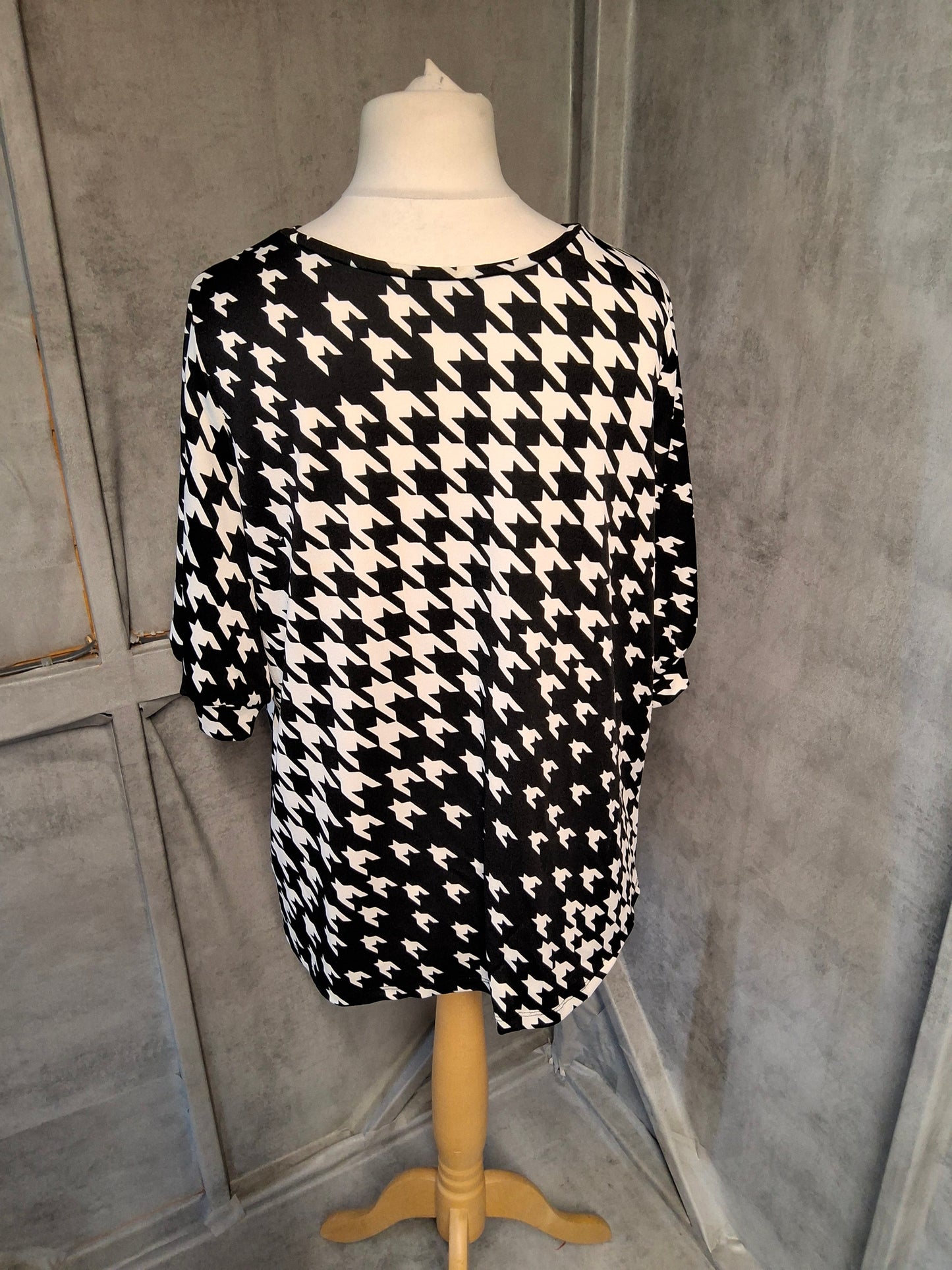 Matalan Black & White Houndstooth Top – Size 16 | Short Sleeve, Bold Print & Easy Everyday Wear