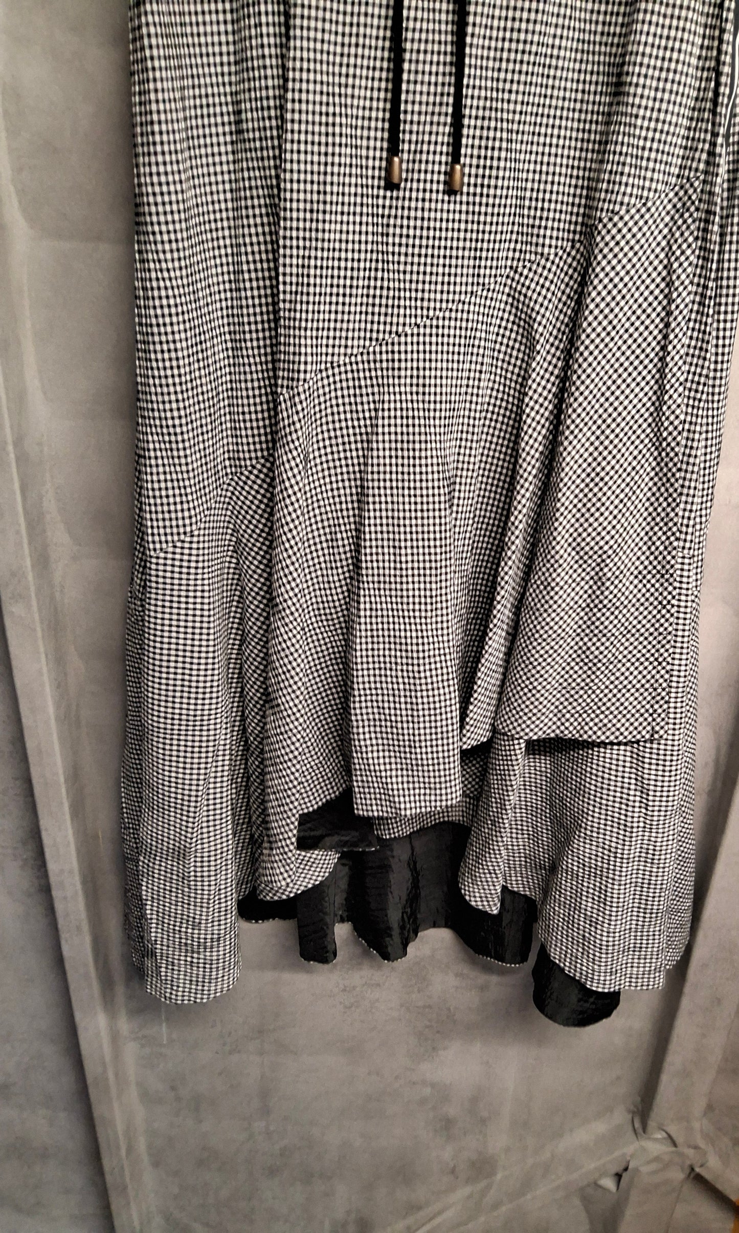 Black & White Checked Asymmetric Midi Skirt – Size 8 – Layered Style