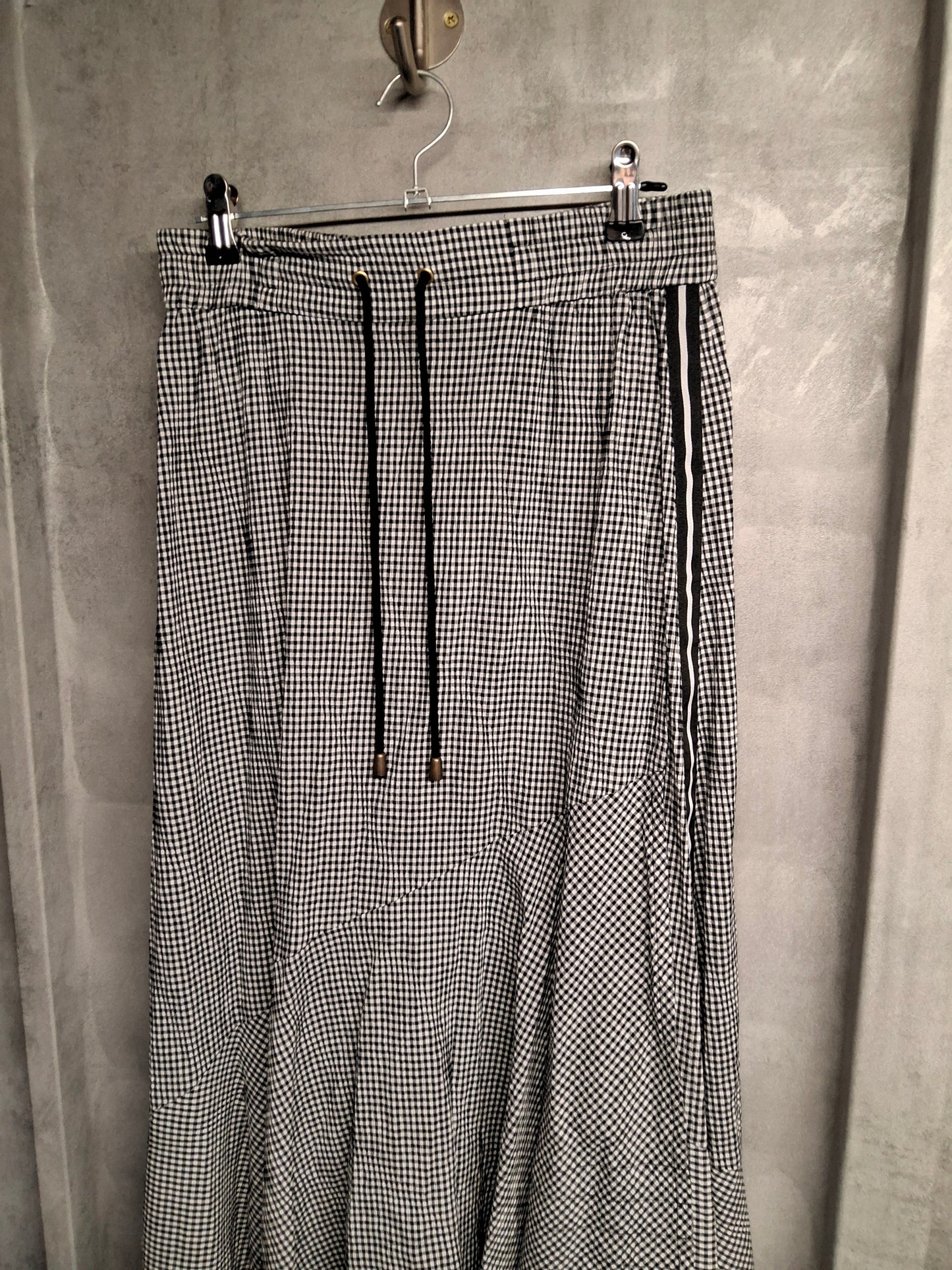 Black & White Checked Asymmetric Midi Skirt – Size 8 – Layered Style
