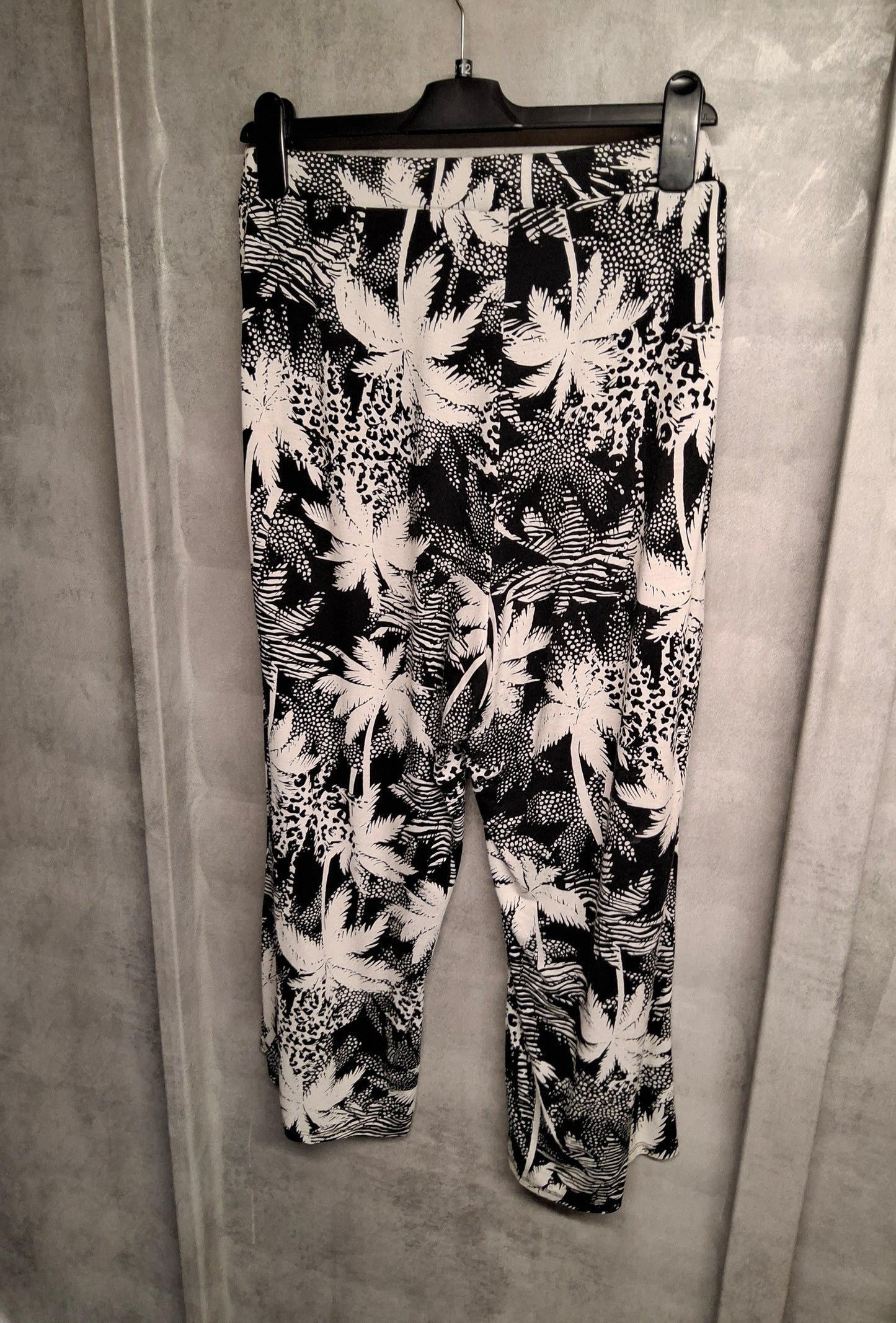 George Black & White Palm Print Cropped Flared Leggings β Size 16 High Waist