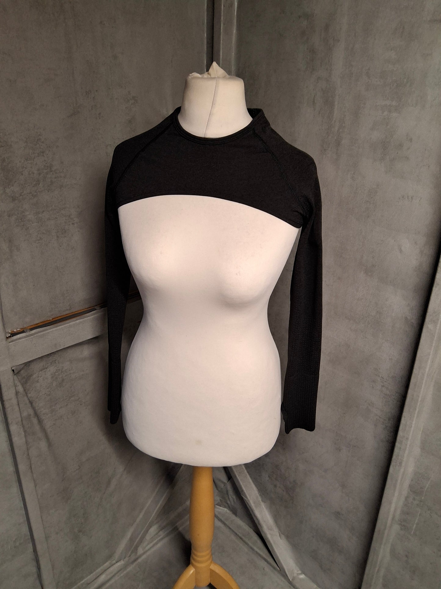 Gymshark Black Long Sleeve Shrug Crop Top – Size Small – Stretchy Lightweight Layer for Workouts