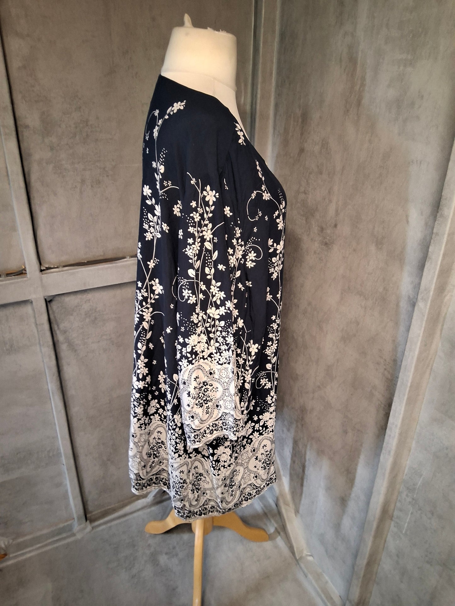 Damart Navy & White Floral Tunic Top – Size 26 – ¾ Sleeves – 100% Viscose