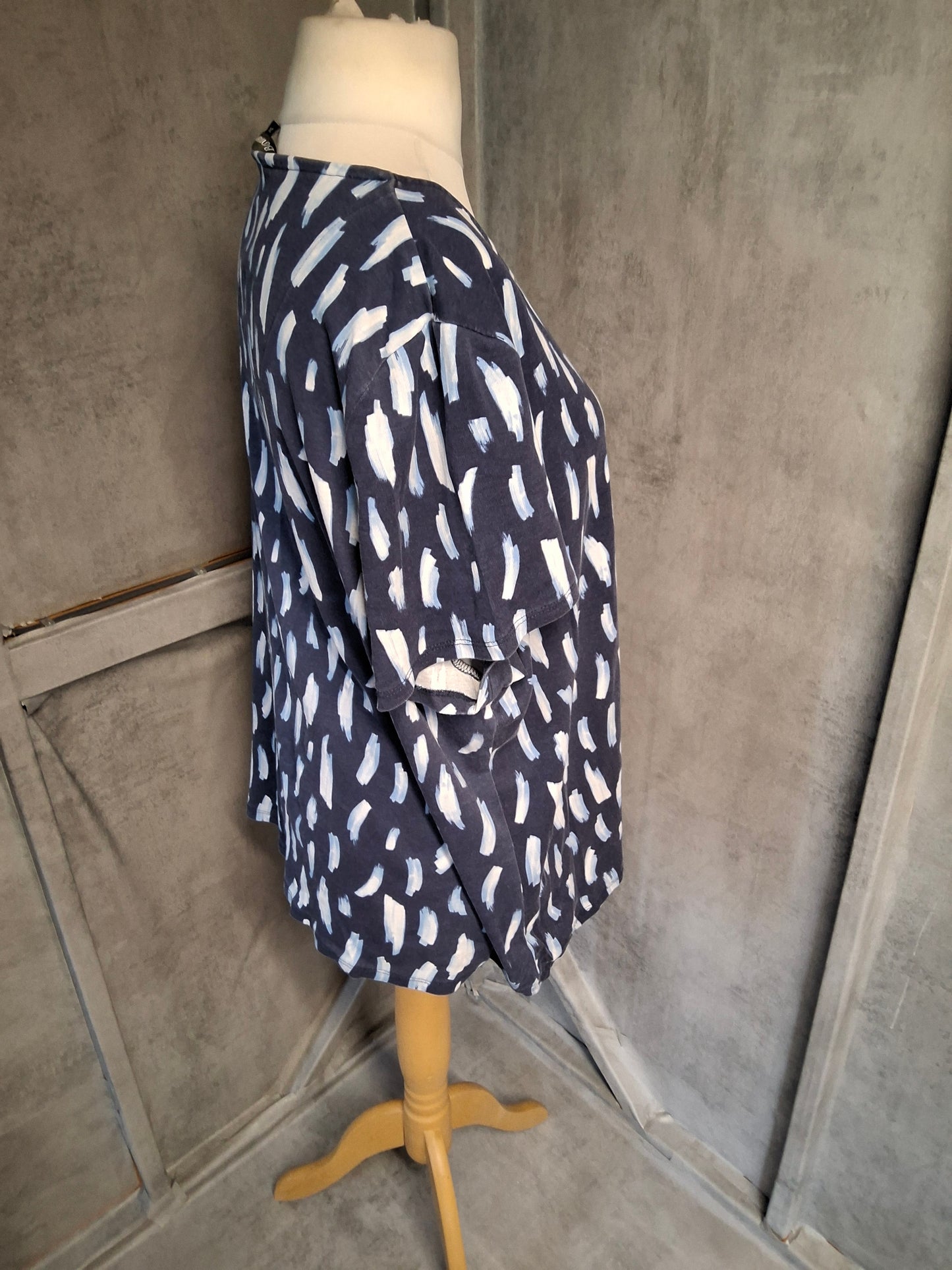 Bonmarché Navy Brushstroke Print T-Shirt – Size 24 – 100% Cotton
