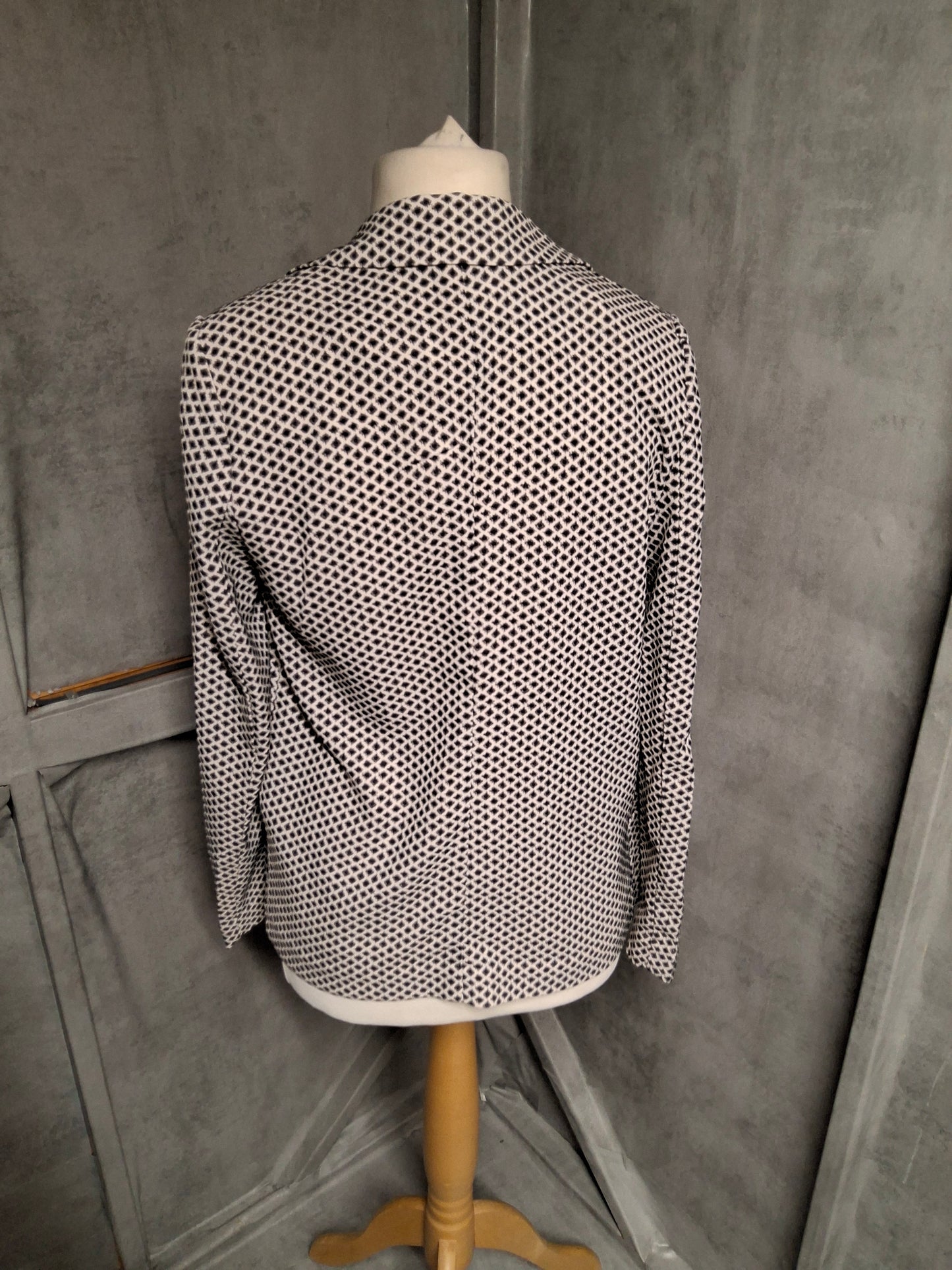 H&M Black & White Geometric Print Blazer – Size 8 – Tailored Monochrome Style