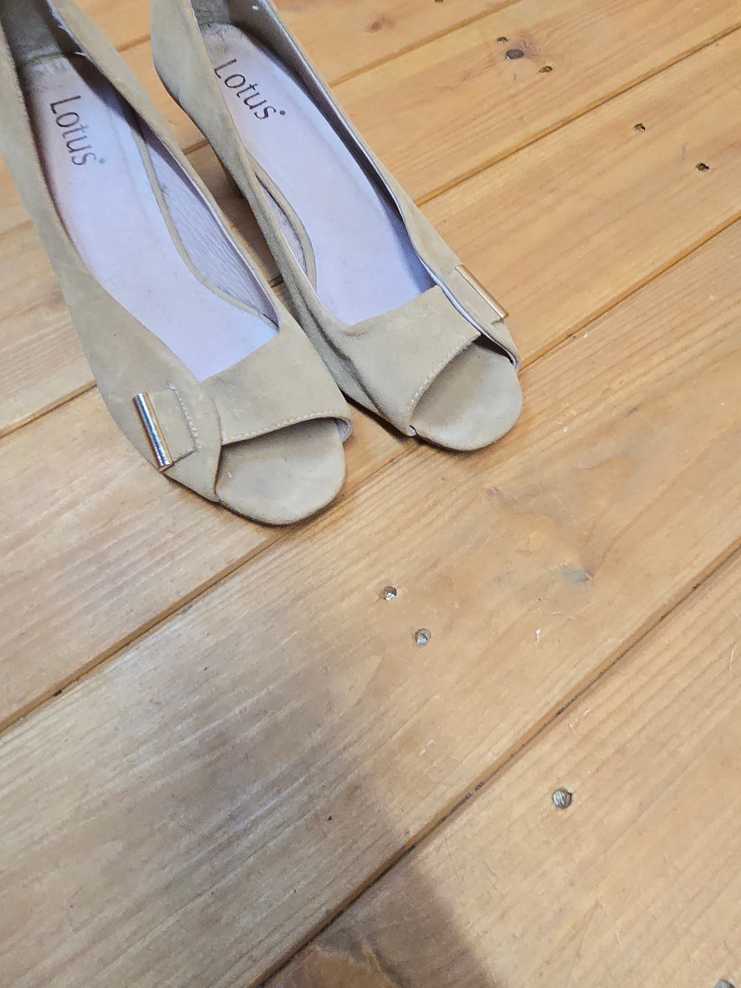 Lotus peep toe beige suede small heel shoes size 5.5
