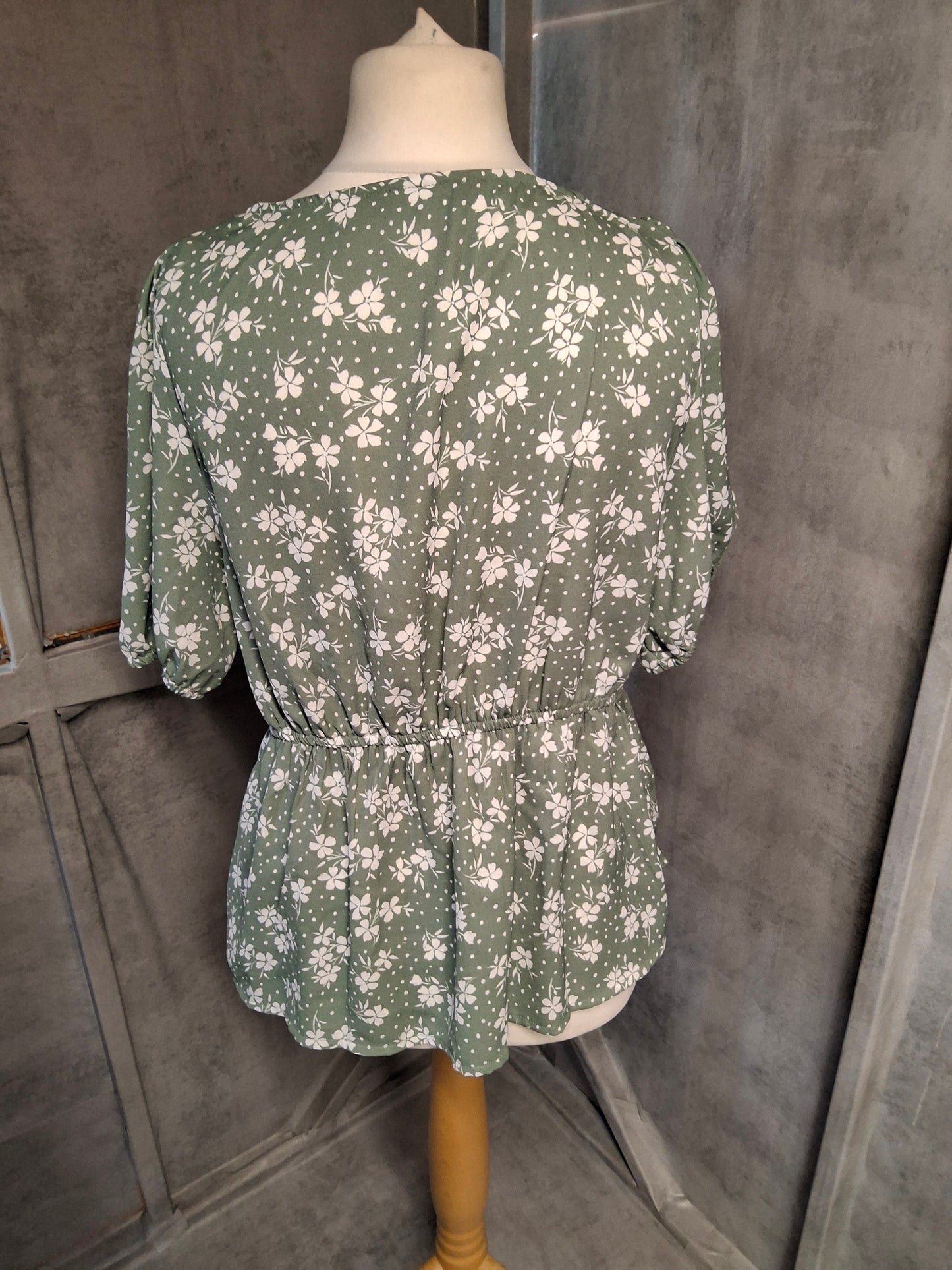 Dorothy Perkins Green & White Floral Peplum Top β Size 16 β 100% Polyester