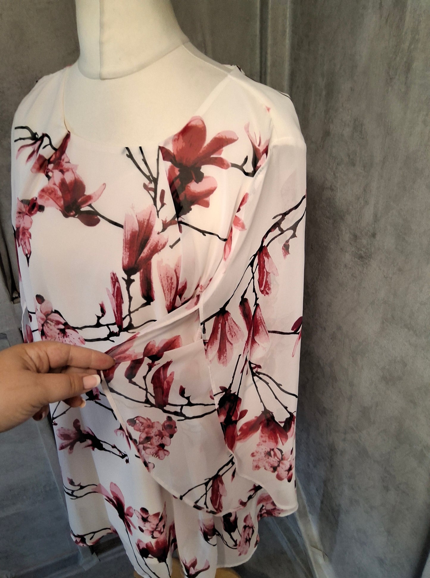 Bonmarché White & Red Floral Blouse – Size 22 | 3/4 Sleeve with Slit Detail | Lined