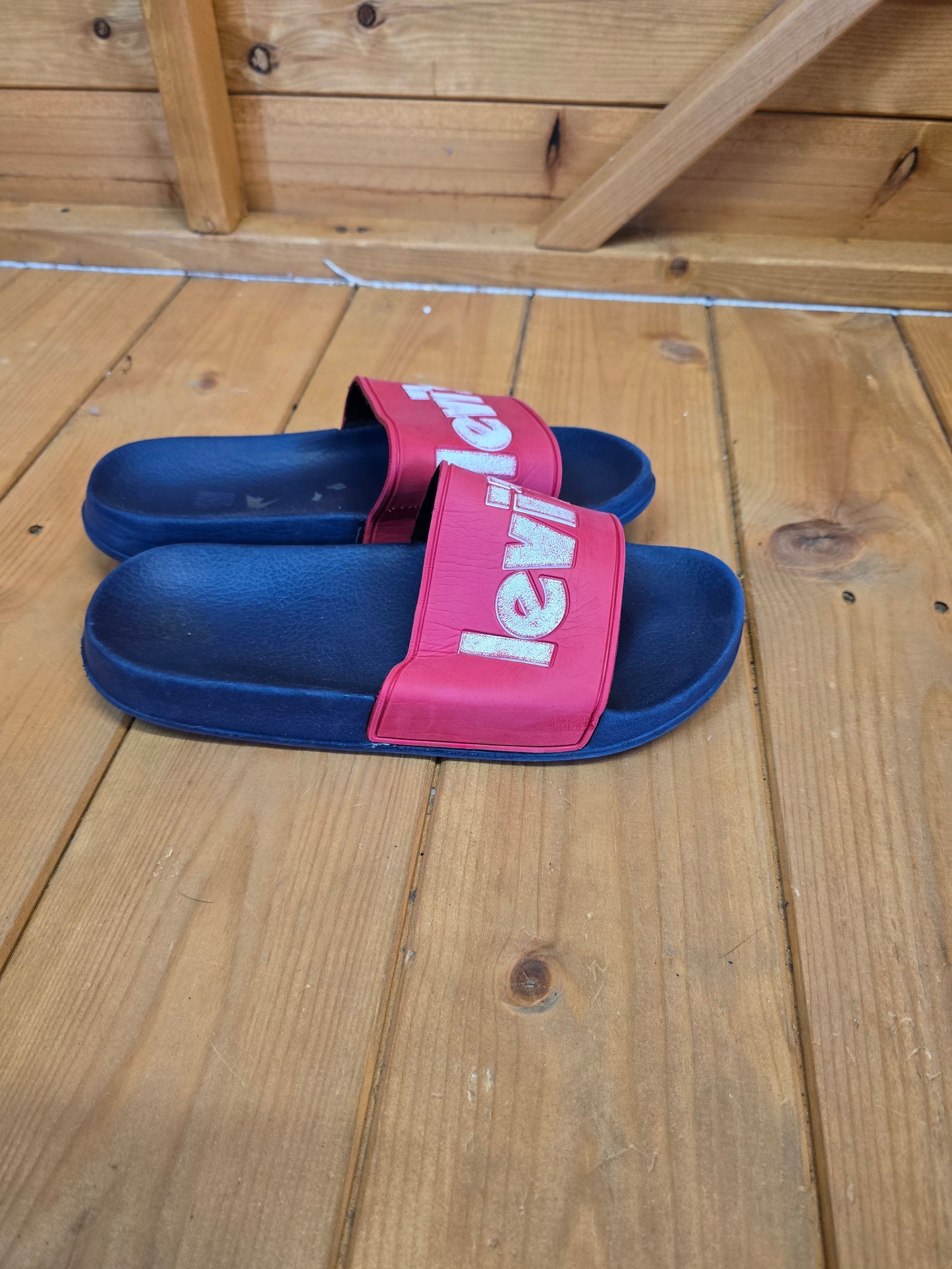 Levi’s Sliders Red & Navy – Size EU36 UK3.5, Comfy Fit, Bold Colour, Casual Style, Minor Marks