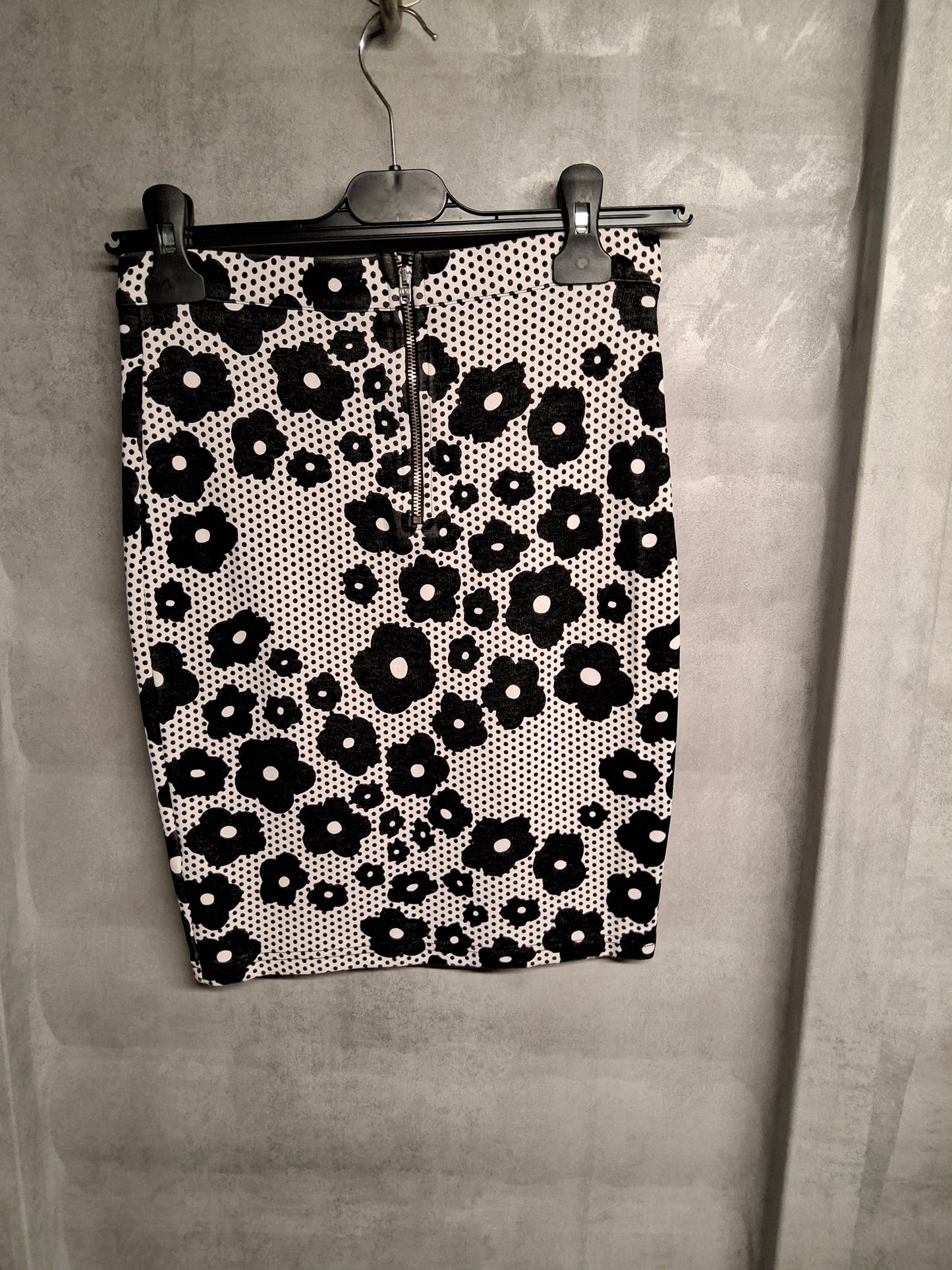 Topshop Black & White Floral Velvet Mini Skirt β Size 8 β Bodycon Style