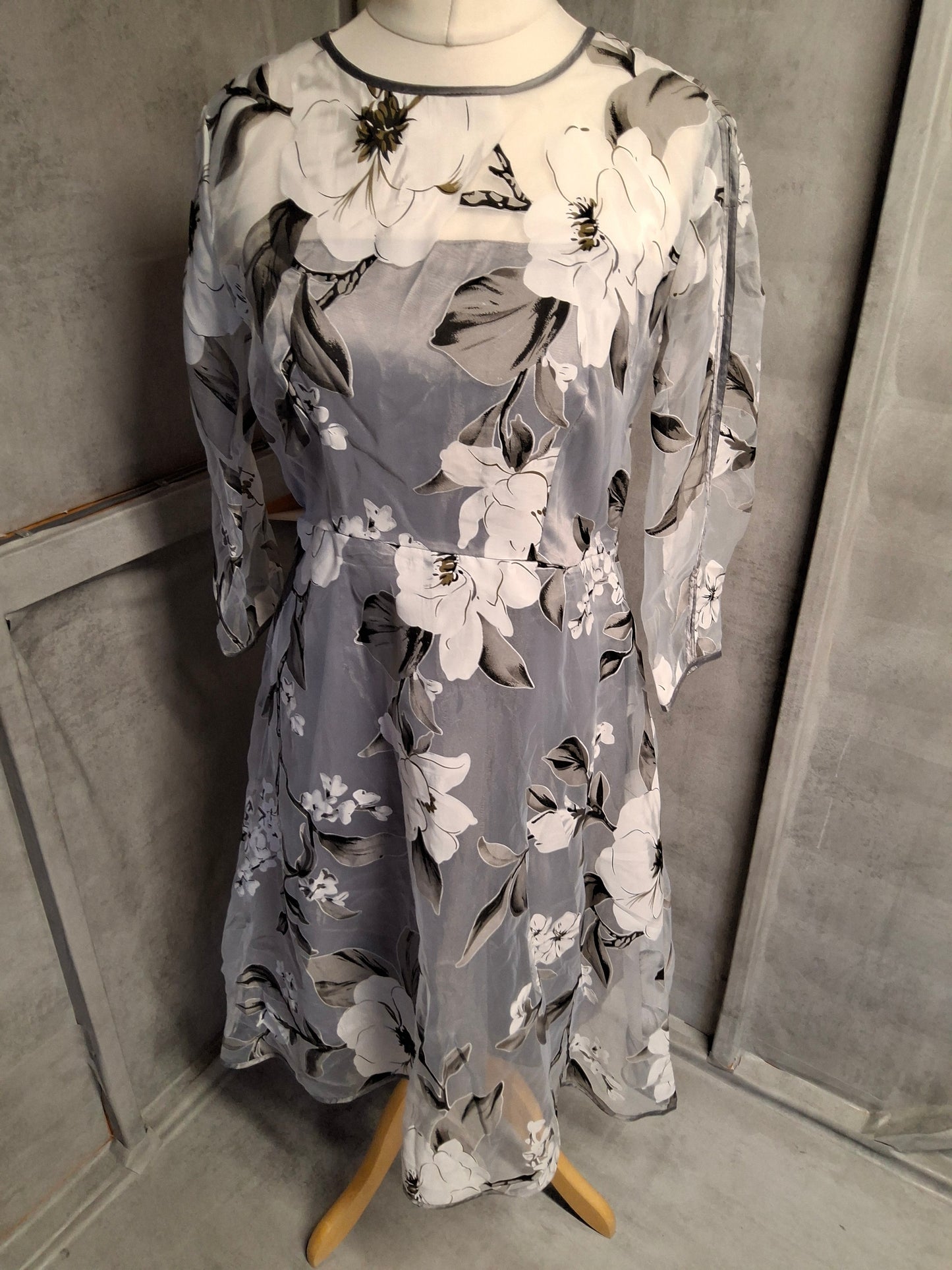 Iminoaru Grey Sheer Floral Midi Dress – Size XL (UK 14) – Drama Without the Effort
