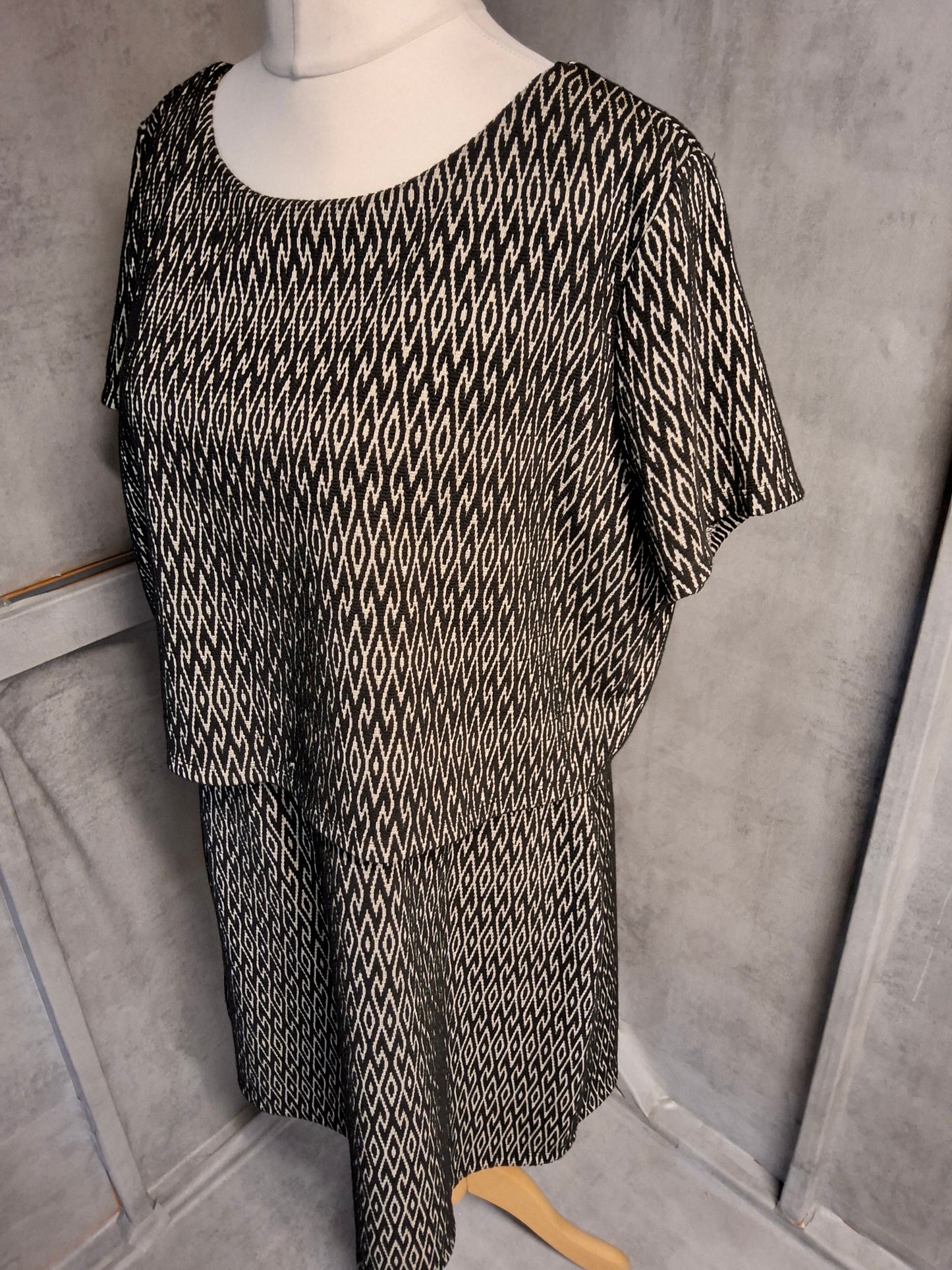 Primark Black & Beige Layered Pattern Dress – Size 18 – BNWT – Smart-Casual Style for Work or Outings