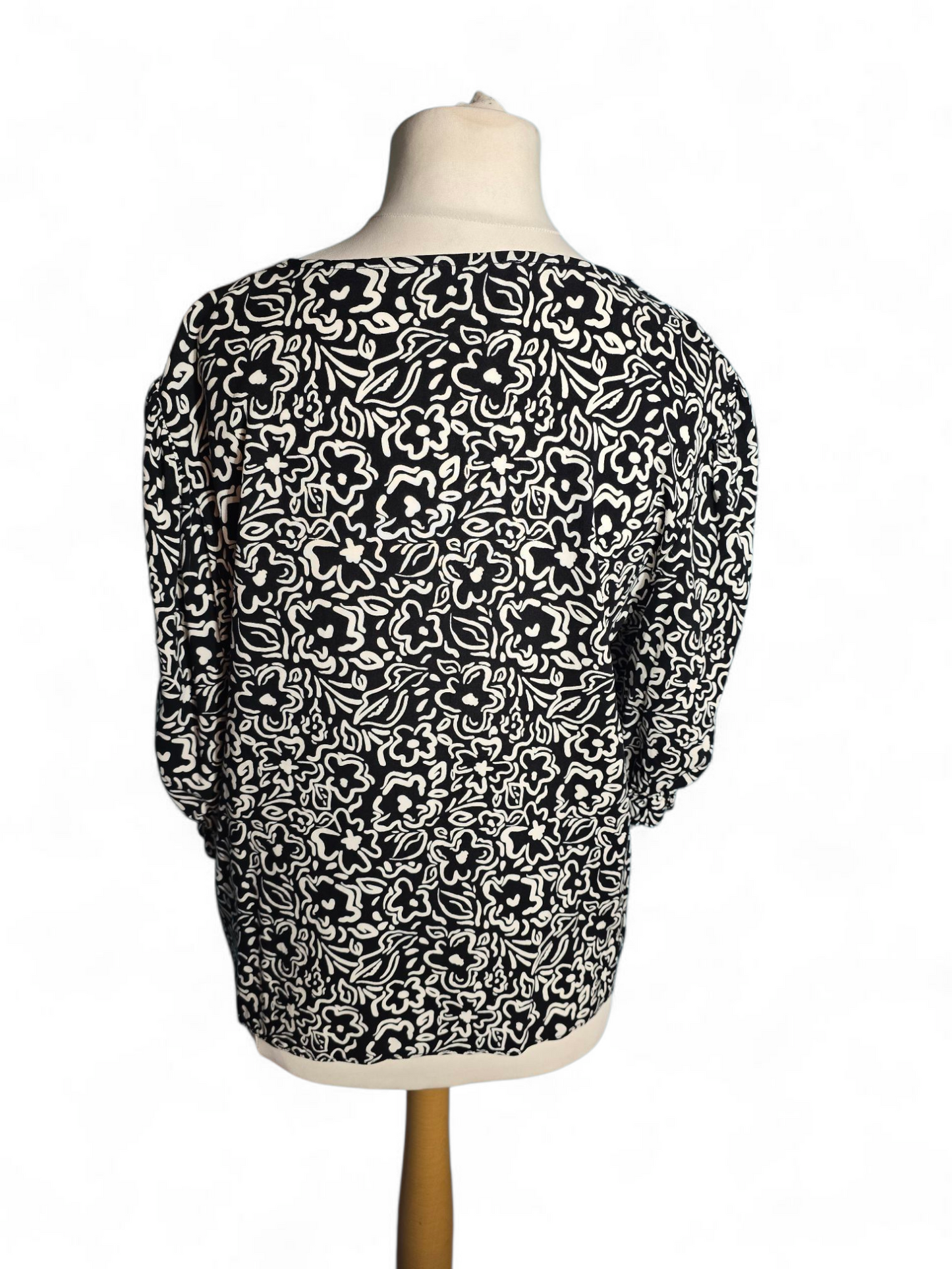 New Look Black & White Floral Blouse Size 16 V-Neck, Button Front, 3/4 Sleeves with Elasticated Cuffs