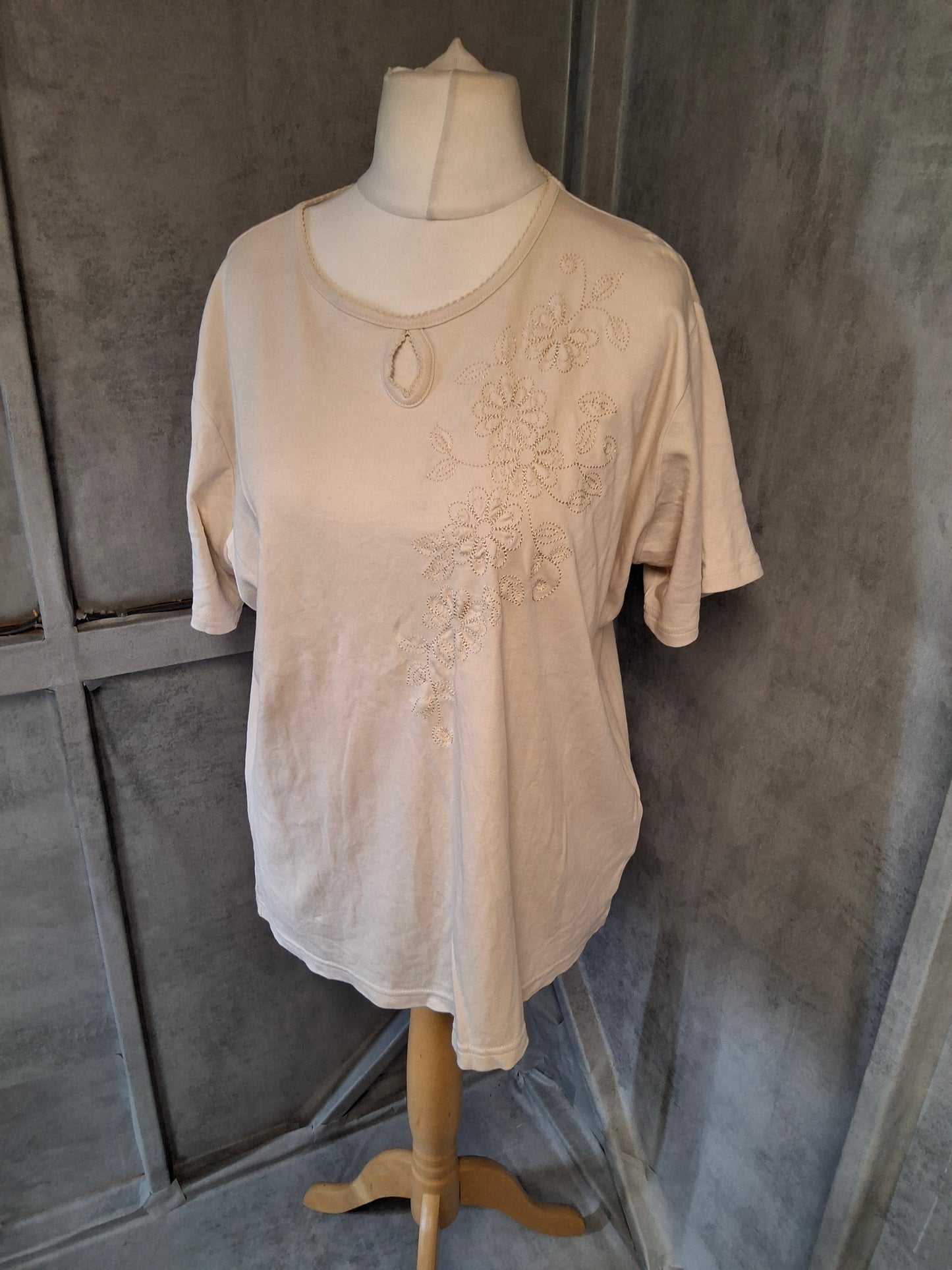 Honor Millburn Beige Floral Embroidered T-Shirt – Size 22/24 – 100% Cotton
