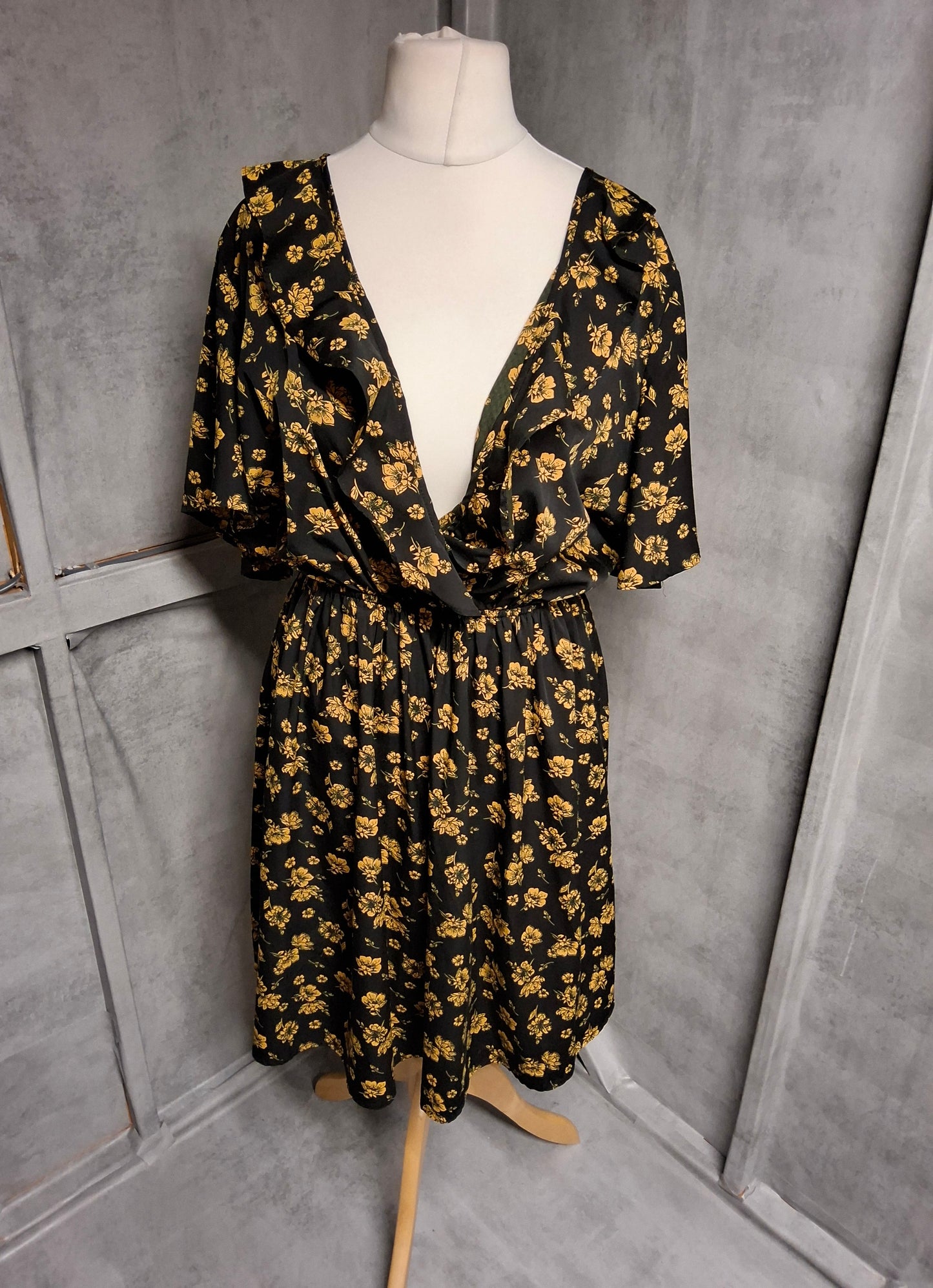 New Look Curves Black Floral Ruffle Midi Dress – Size 20 – Batwing Sleeves & V-Neck