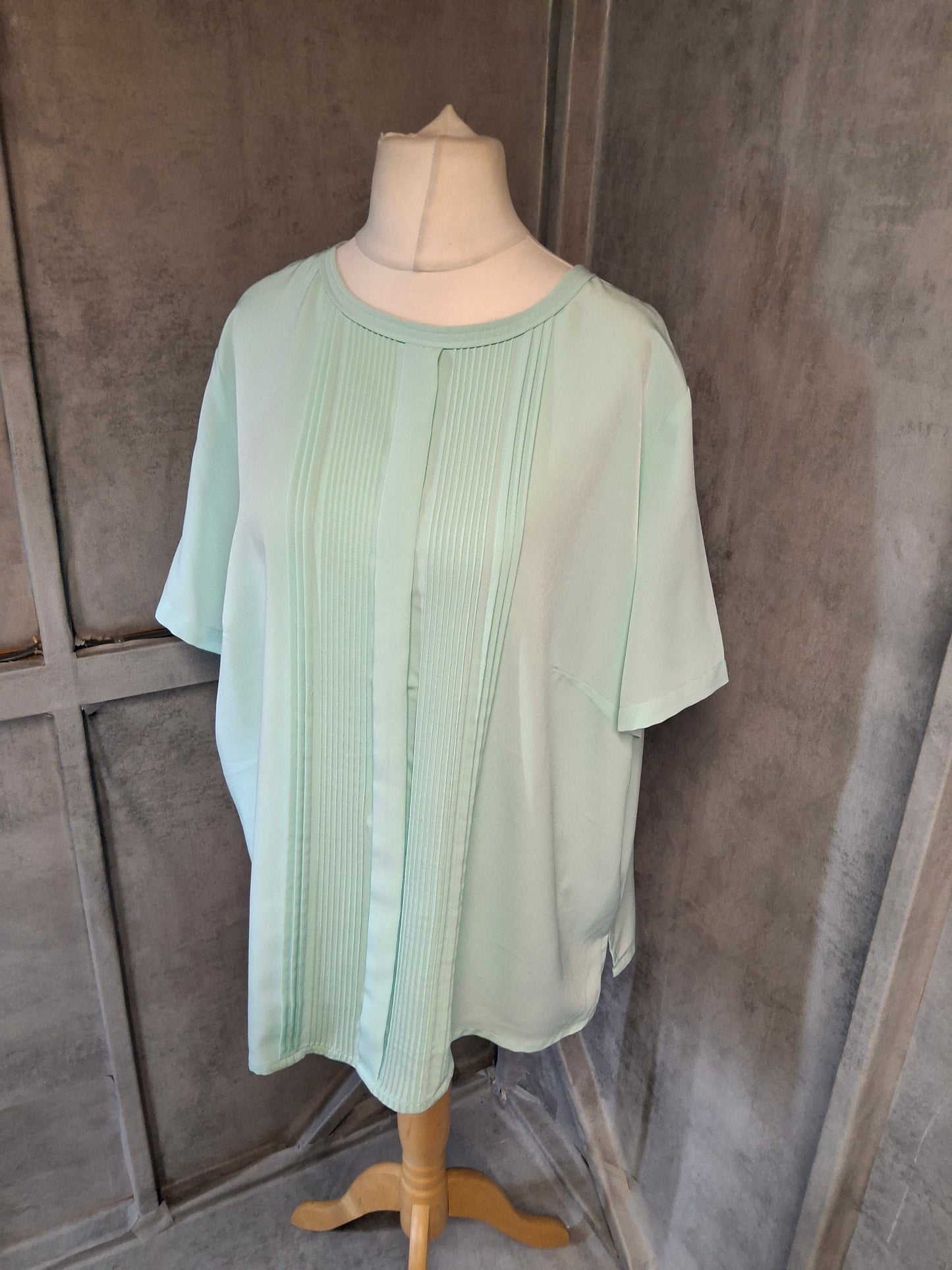 Victoria Layne Mint Green Blouse – Size 24 – Pintuck Front – 100% Polyester