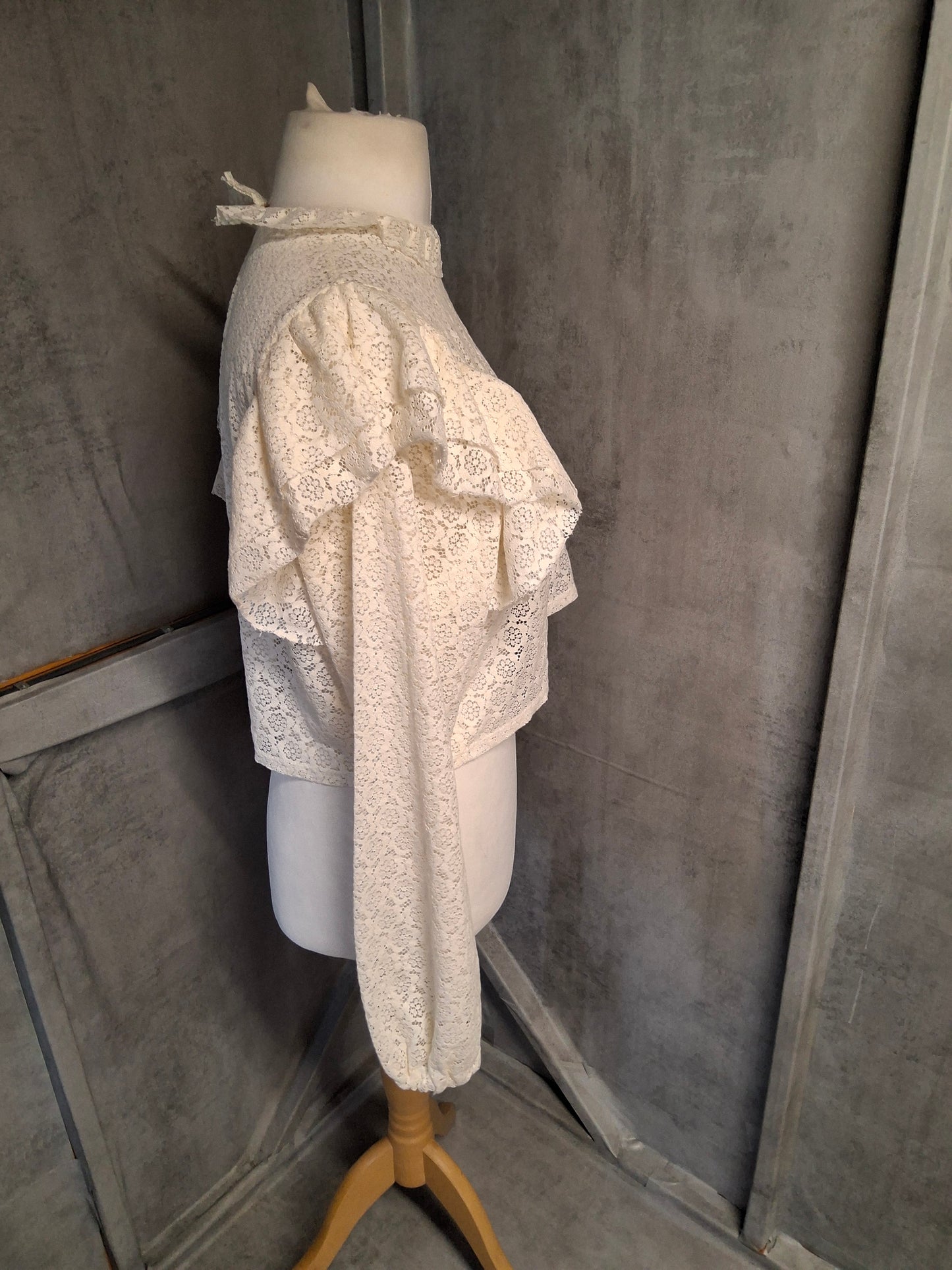 Zara Cream Lace Frill Long Sleeve Top ā Size M (UK size 10/12) ā NWT